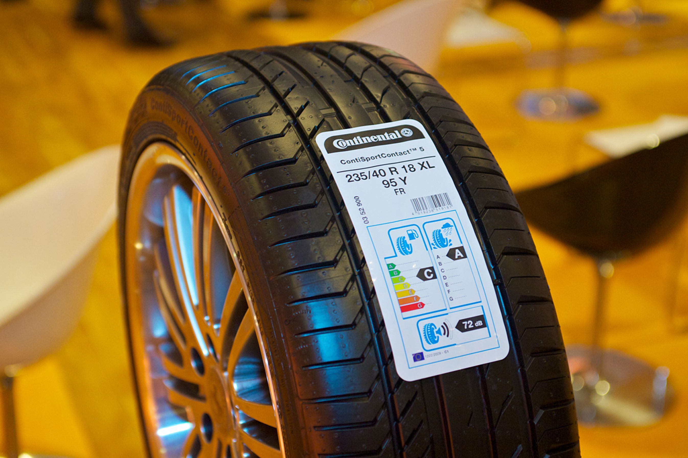 Den nye energimærkning for dæk indeholder oplysninger om dækkenes rullemodstand, støj og bremseegenskaber på våd vej. Sidste oplysning er vigtig, da der er himmelvid forskel på et A-mærket dæk og et af dårligste karakter.