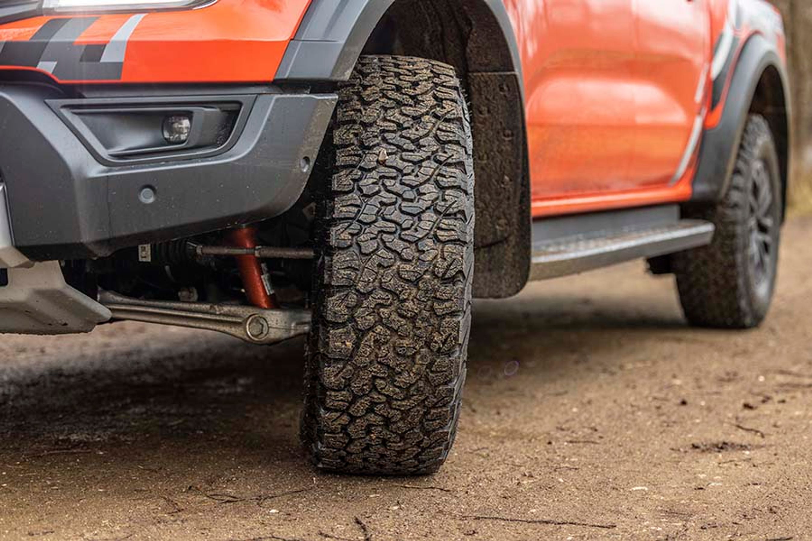 Bilen leveres med meget grovkornede dæk, hvilket er godt ved kørsel uden for asfalterede veje. På motorvej ryster og hopper bilen til gengæld en del, og det er trættende i længden.