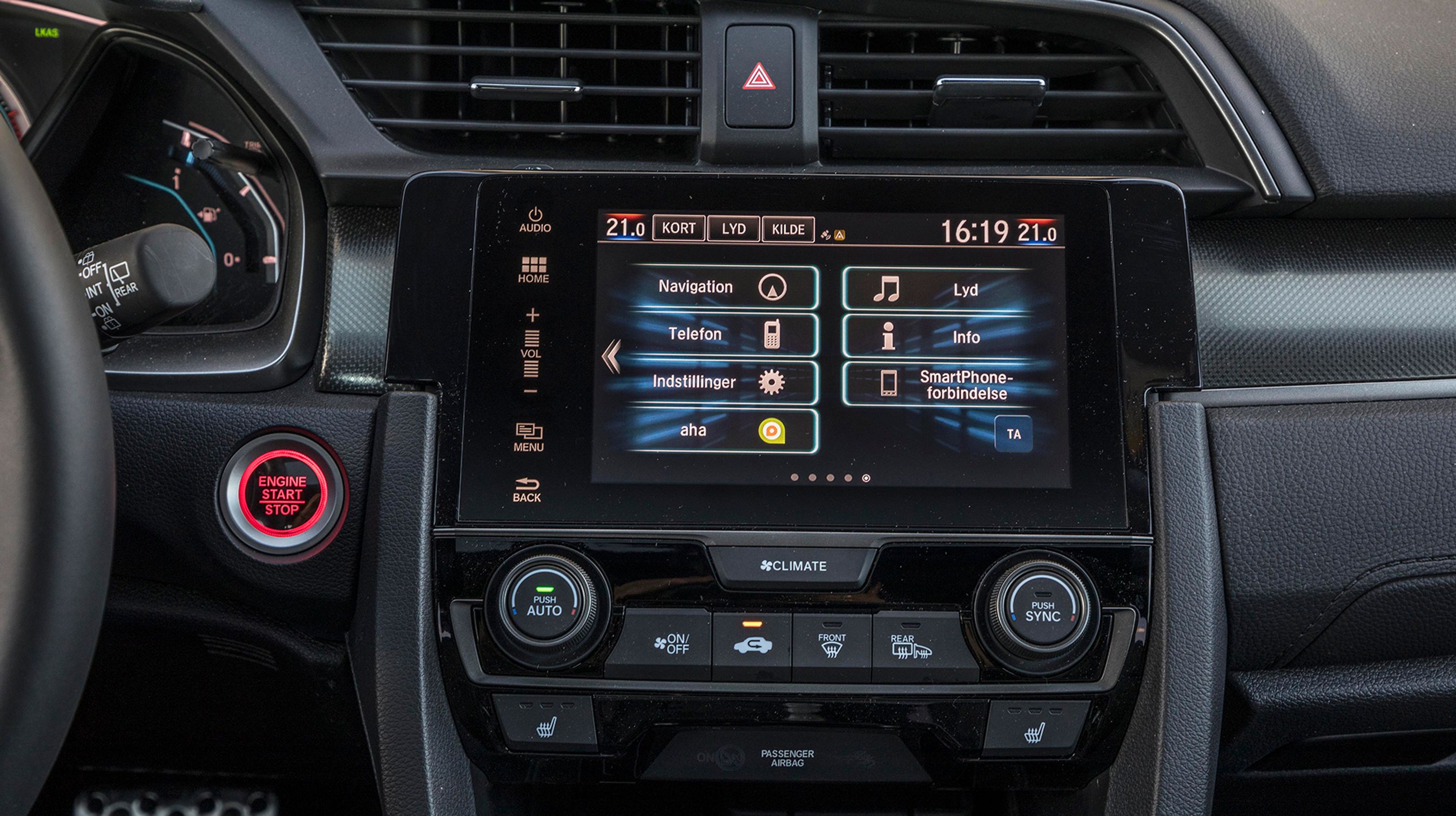 Skærmen i midten rummer mange funktioner, men den er svær at bruge og kræver en del tilvænning. Alle menuer er dog på dansk, og det hjælper. En drejeknap til lydniveauet havde været at foretrække.