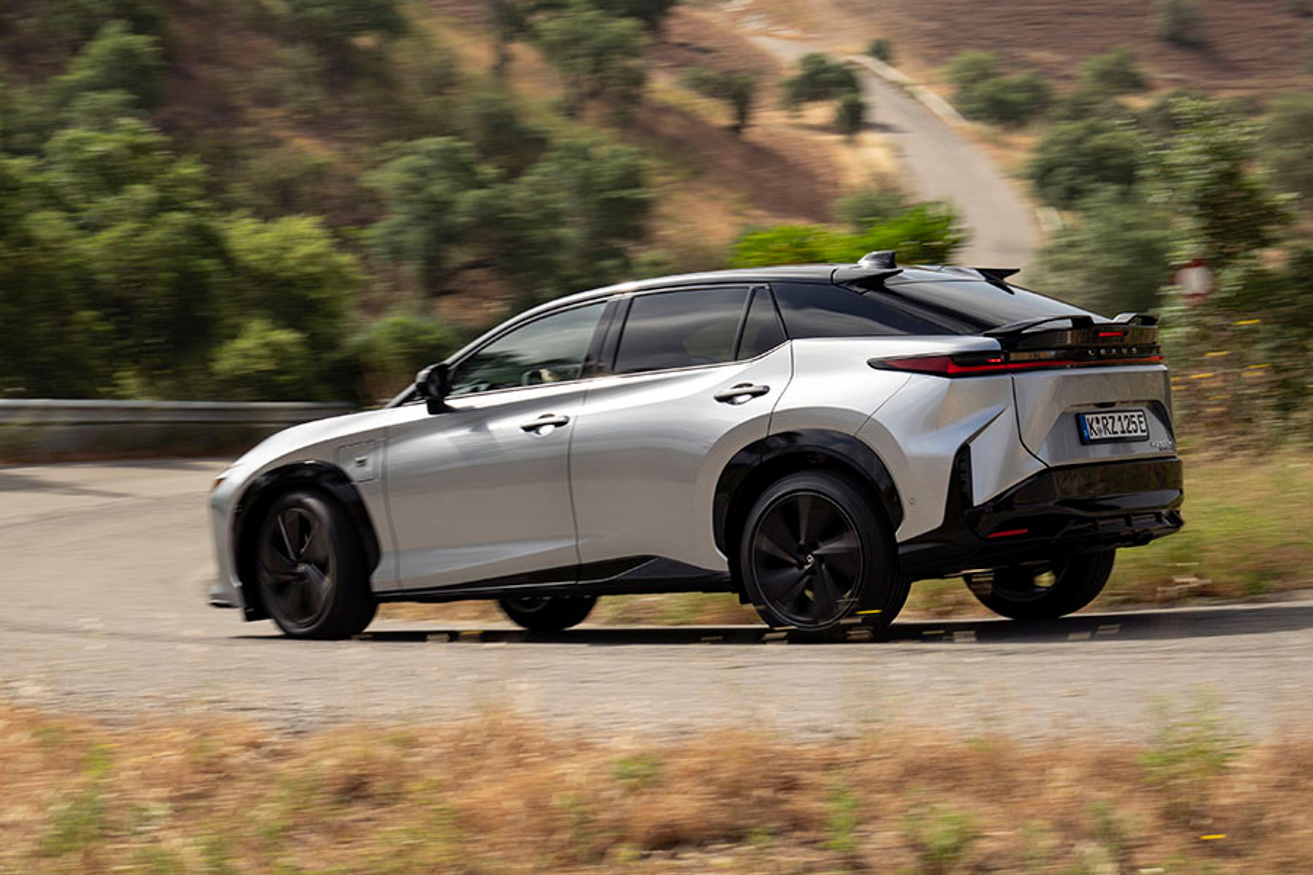 Lexus RZ har fået en stor teknisk opdatering, men udseendet er der ikke ændret meget på.