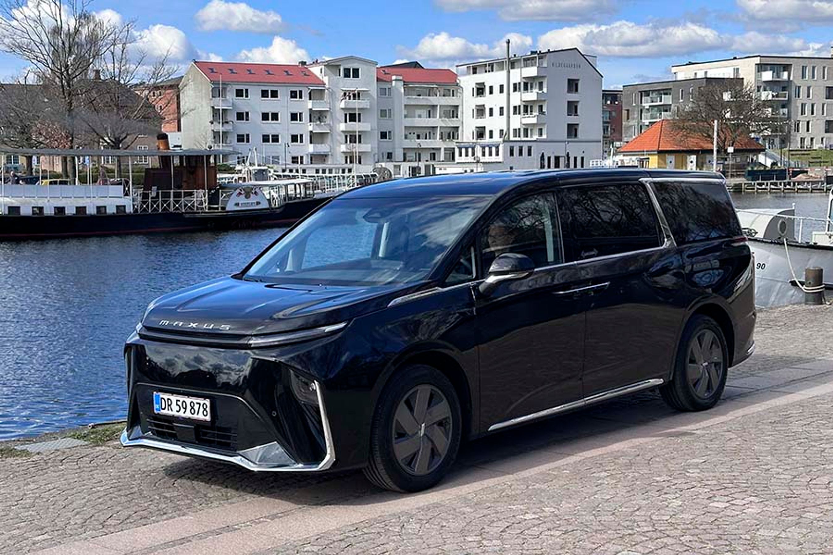 Maxus Mifa9 er en enorm stor bil med plads til syv voksne. Det er en kinesisk elbil af en type, vi stort set ikke har set før.