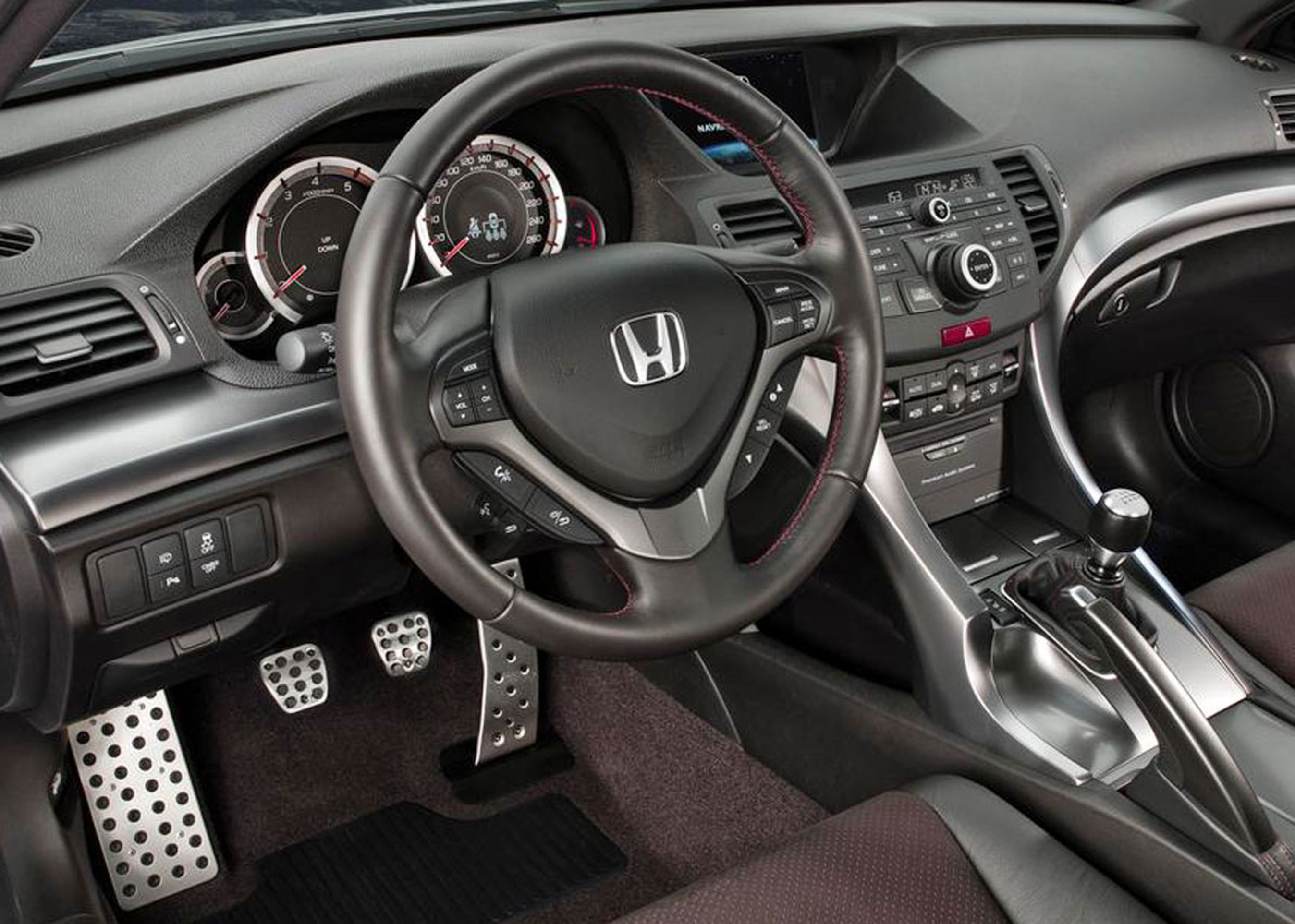 I kabinen skal man være kender for at se forskel. Alu-pedalerne her tilhører en S-version.