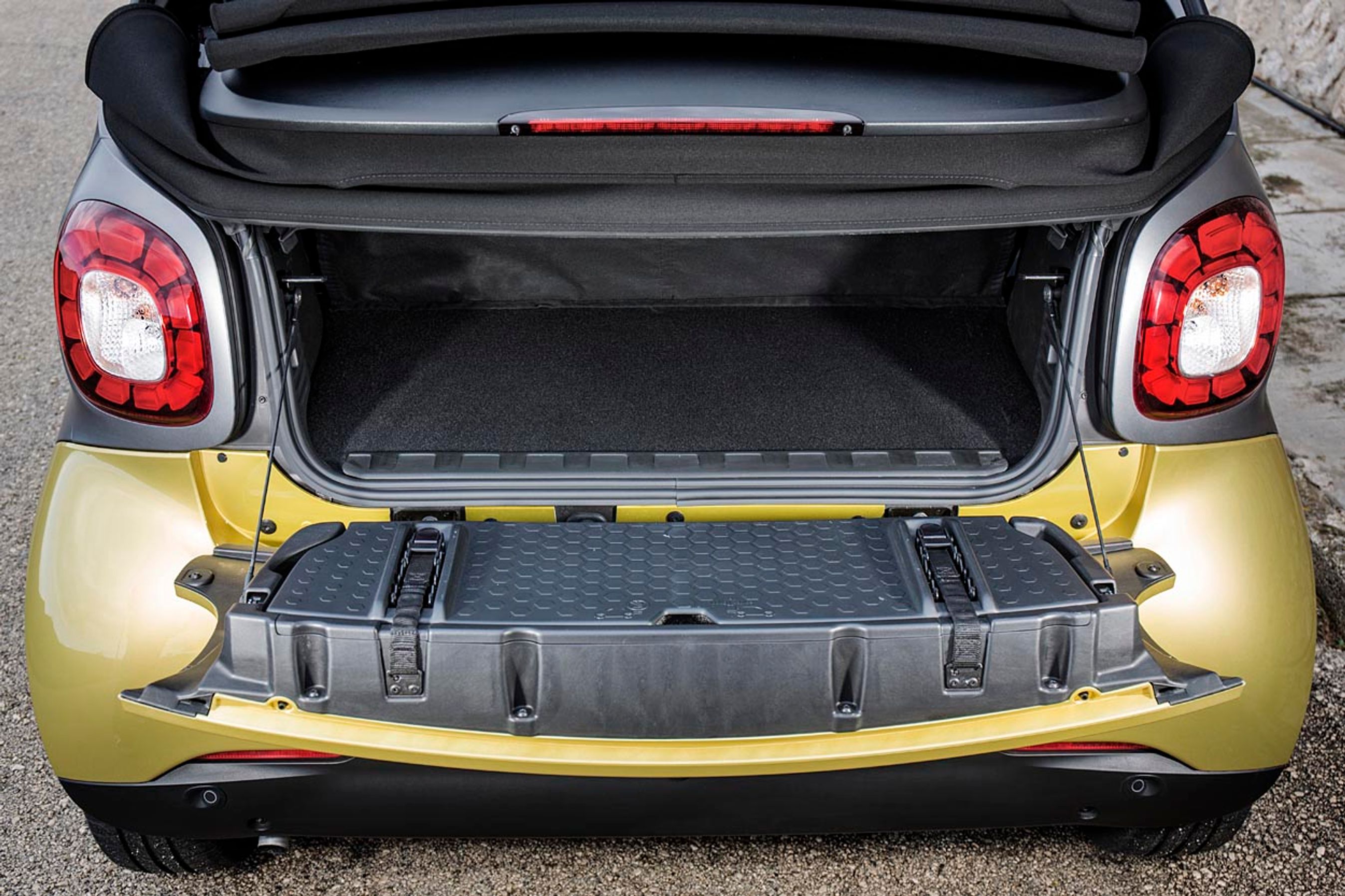 Bagagerummet er småt  kun 260 liter  og indersiden af bagklappen rummer tagbøjlerne, hvis man afmonterer dem.