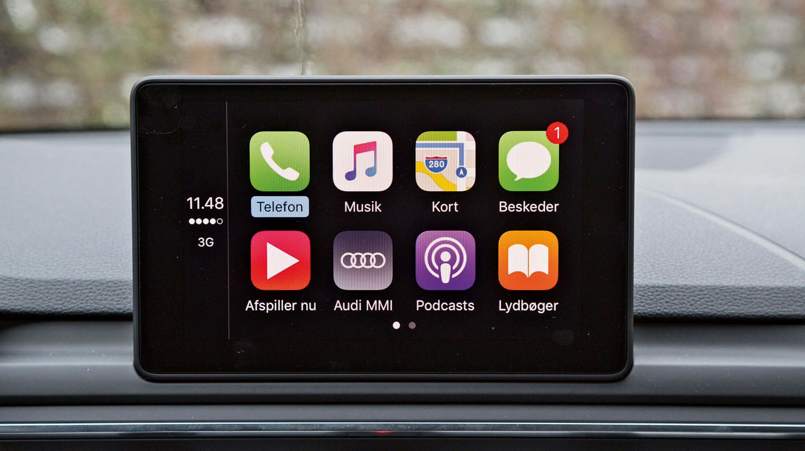 Skærmen i midten er let at betjene, når man først har fanget opbygningen. Der er mulighed for at vise navigationsanlæg, radio, telefon samt flere smarte apps via R-Link.