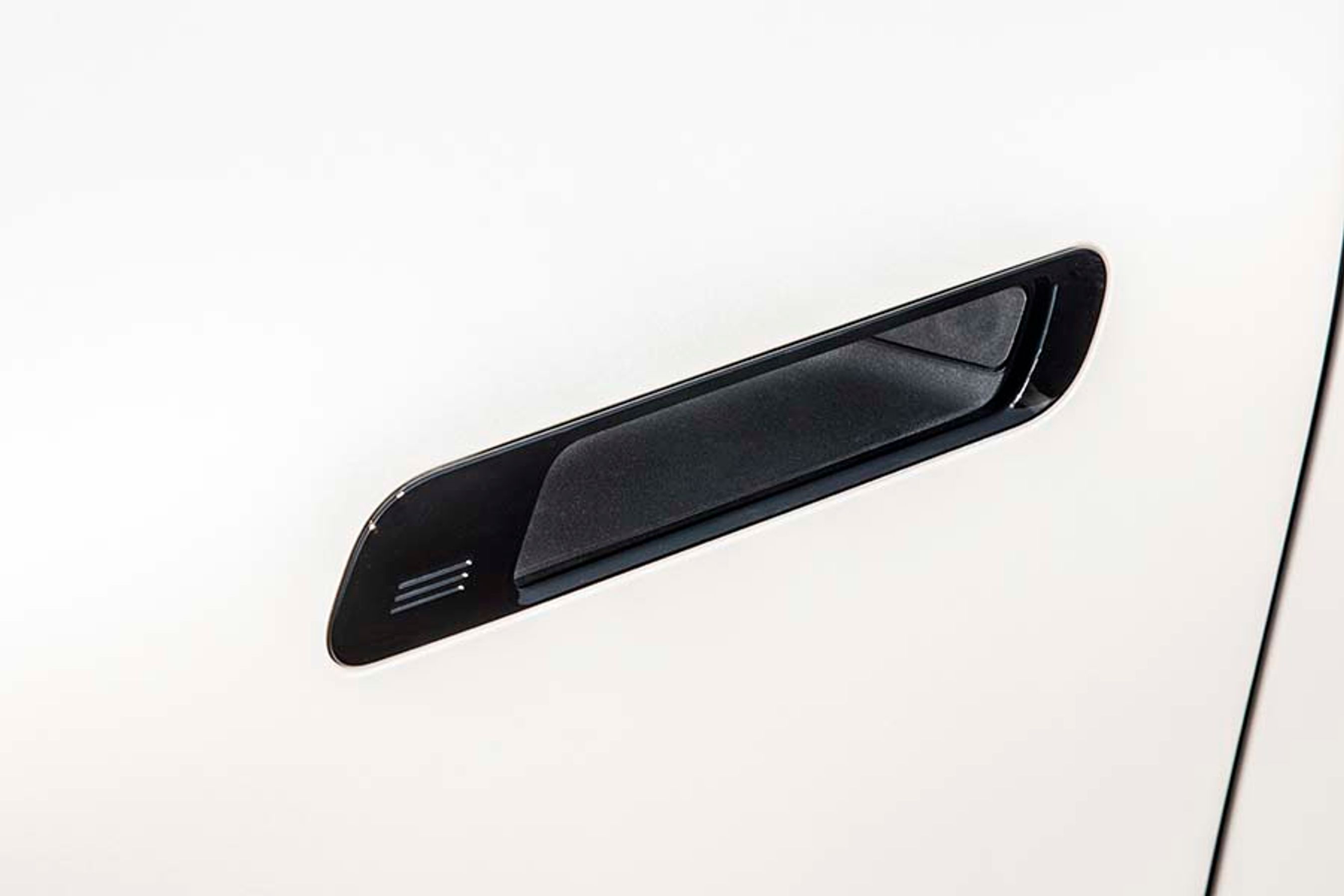 Dørhåndtagene ligger indfældet i dørene og springer ud, når man nærmer sig med nøglen.