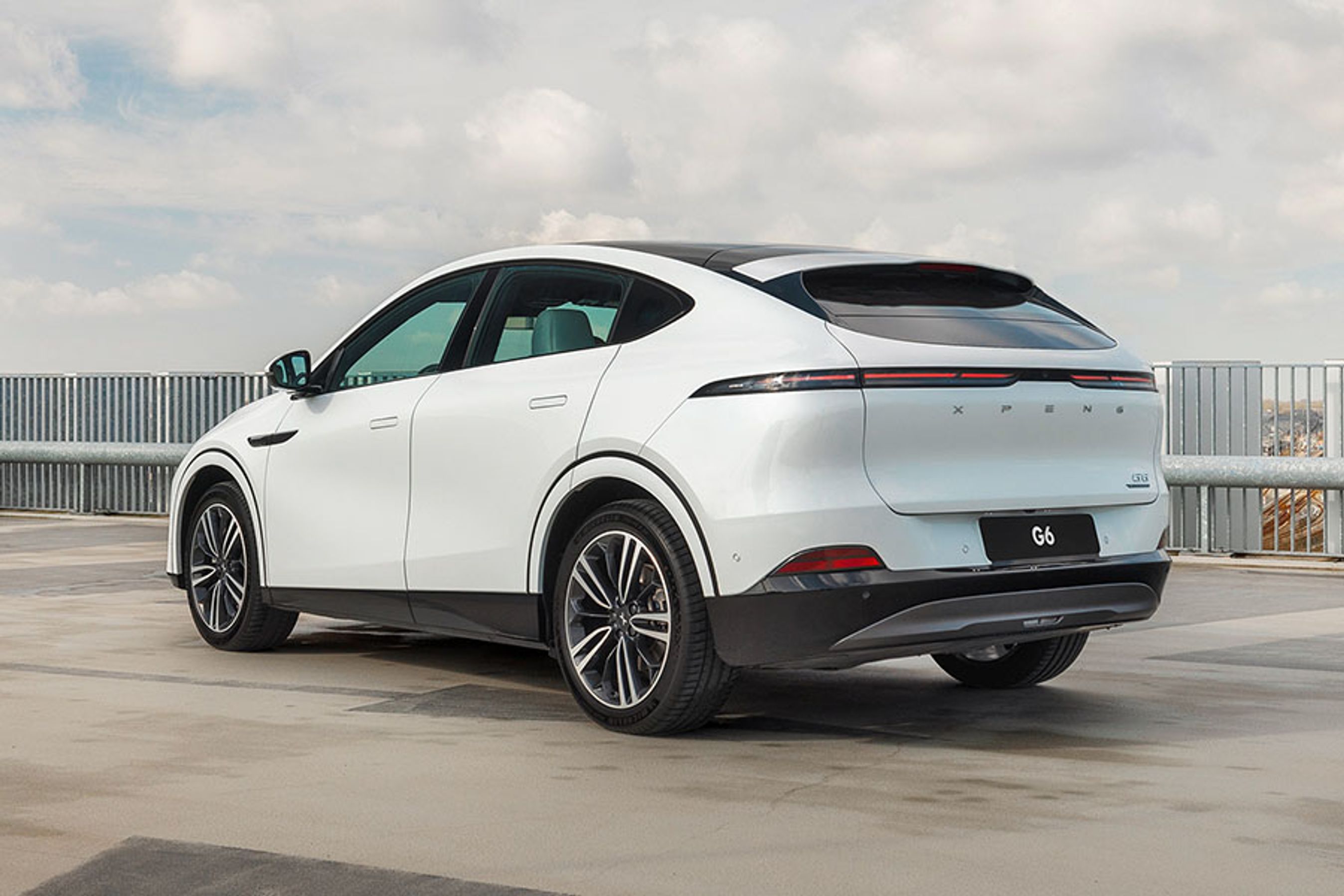 Designet er på en gang både blødt, rundt og stramt. Baglygterne løber på tværs under bagruden, som renses af en bagrudevisker, der er gemt under spoileren foroven. Bilen kører altid på 20”-fælge.