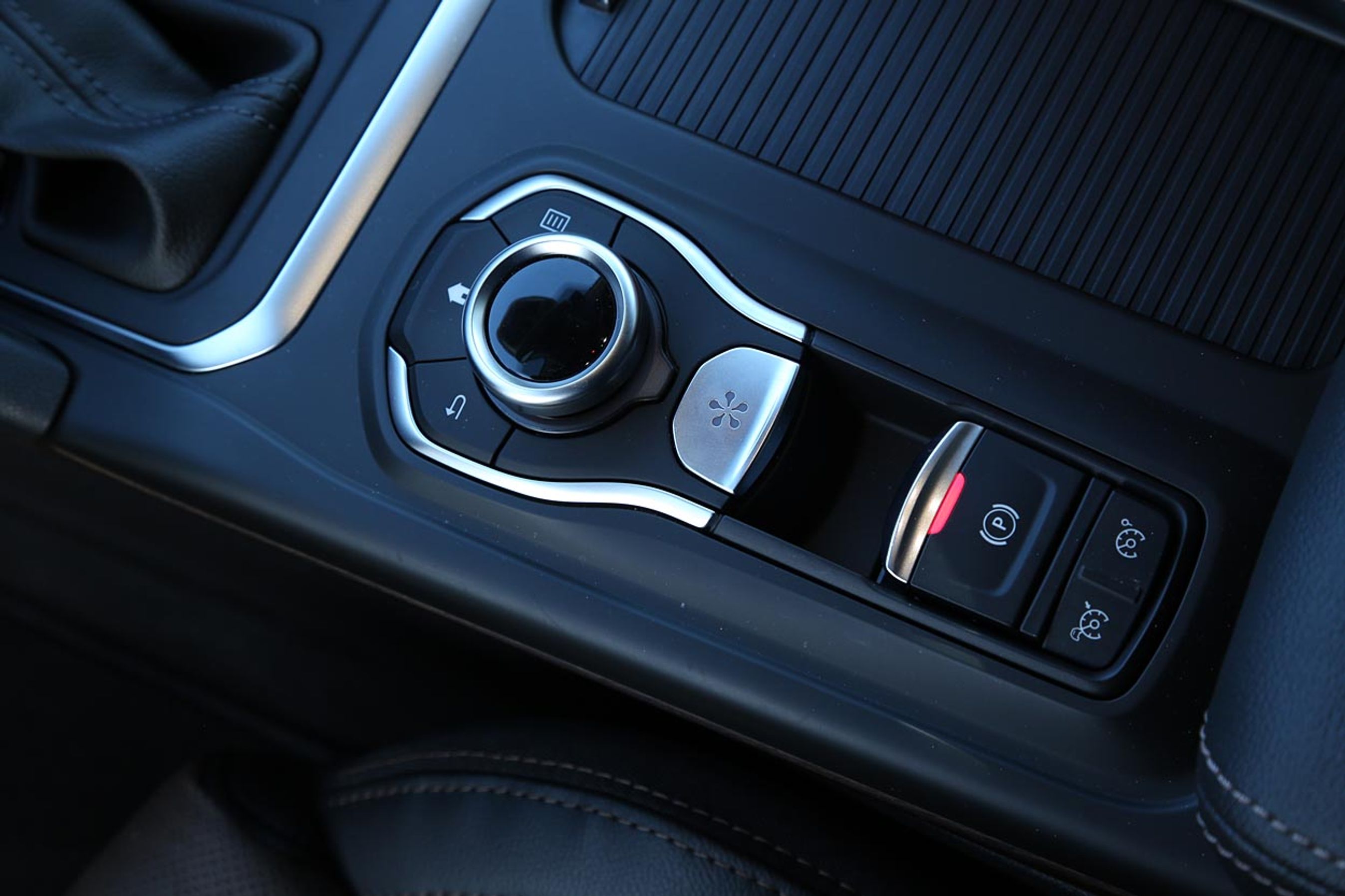 Kun to dieselmotorer har manuel gearkasse, alle andre har automatgear. Det er en dobbeltkobling med seks trin i dieselvarianterne og syv trin til benzinmotoren.