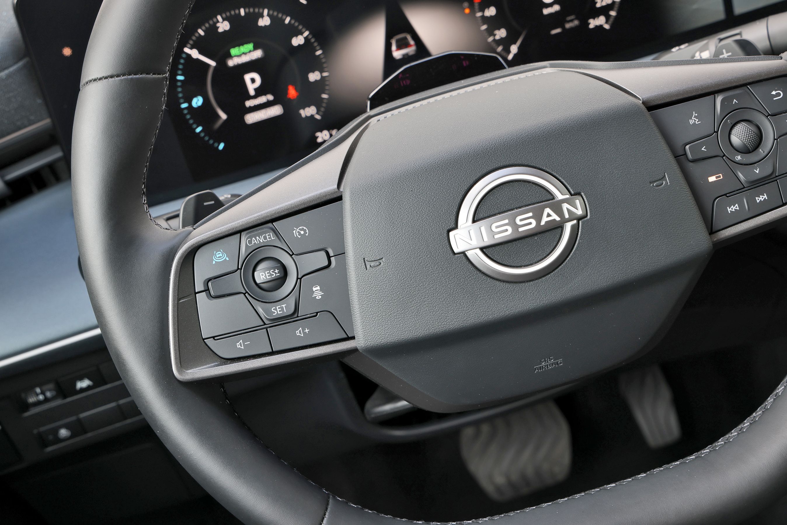 Nissan Leaf 75 kWh 2026: Rat med betjeningsknapper til førerassistenter og infotainment