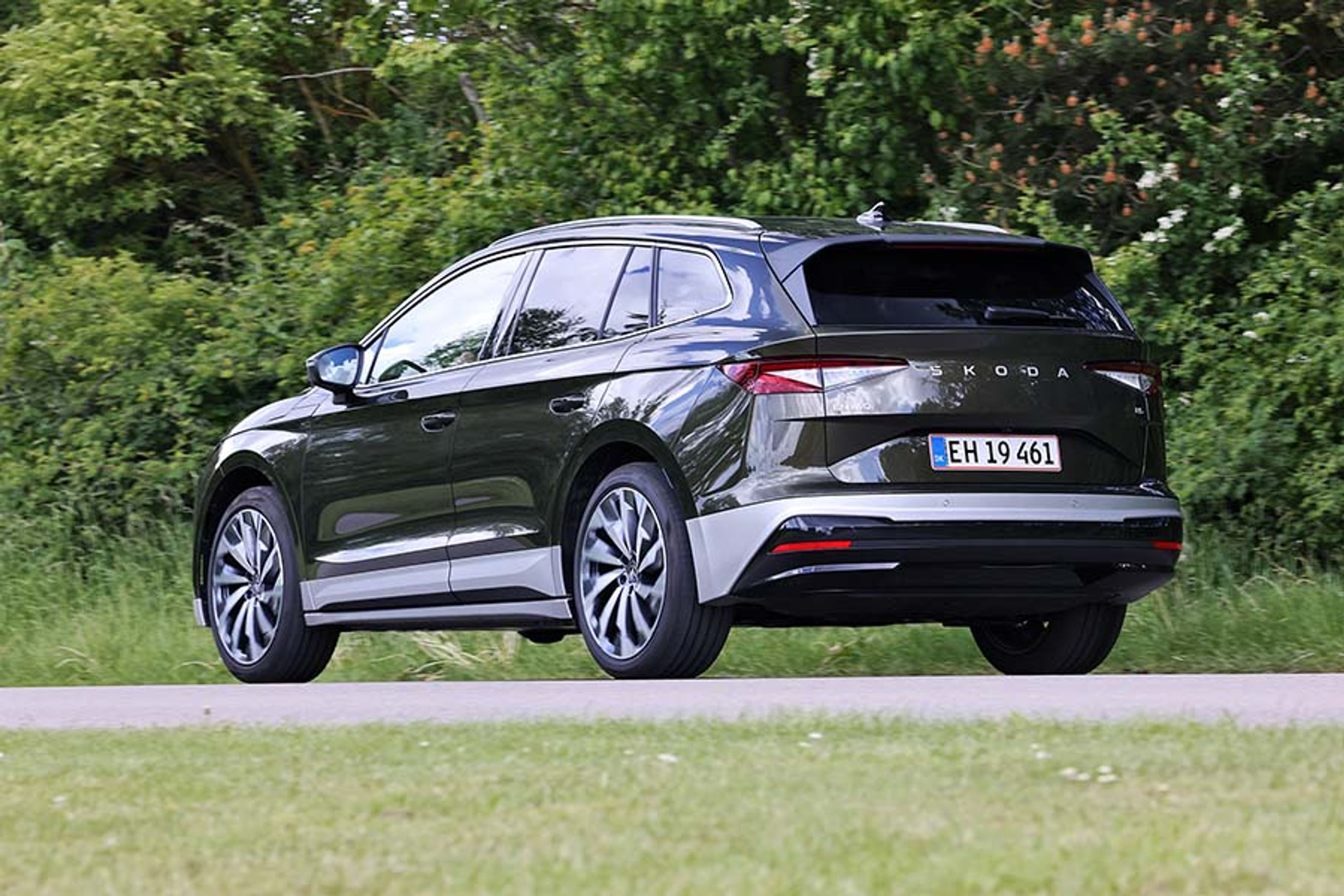 Skoda Enyaq set bagfra, mens den kører på landevej