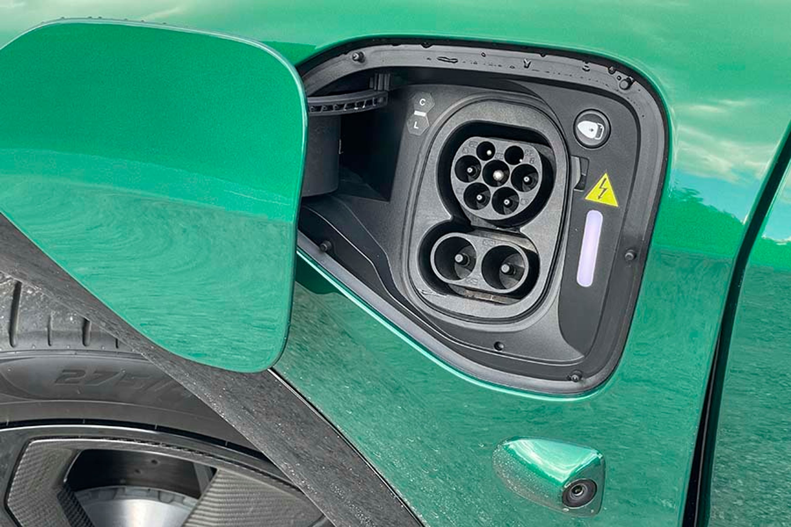 Opladningen kan foregå ekstremt hurtigt – med helt op til 350 kW. Her kan hverken Porsche eller Tesla være med i topeffekt.