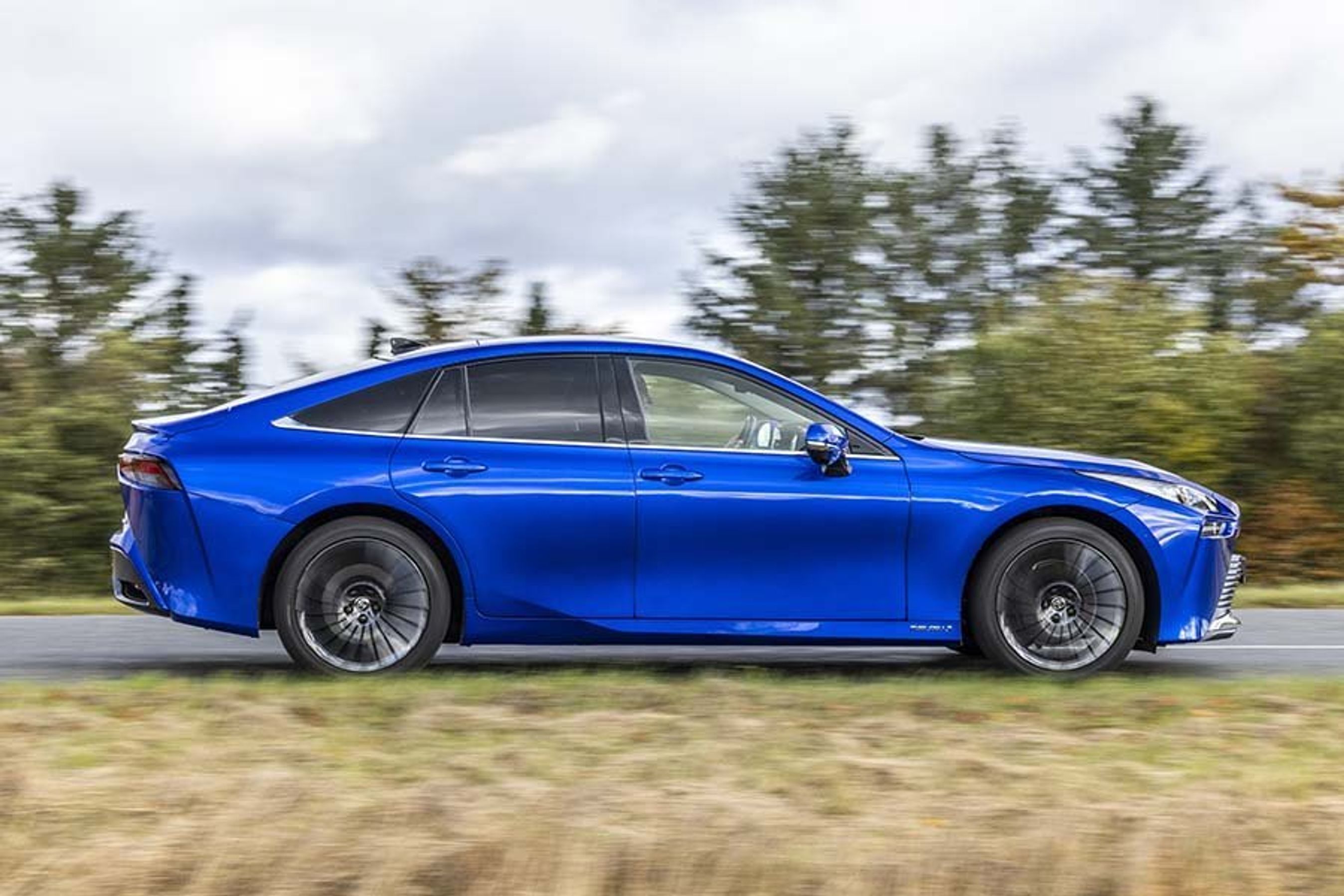 Mirai er en firedørs sedan med fire sidedøre og et udvendigt bagagerum.