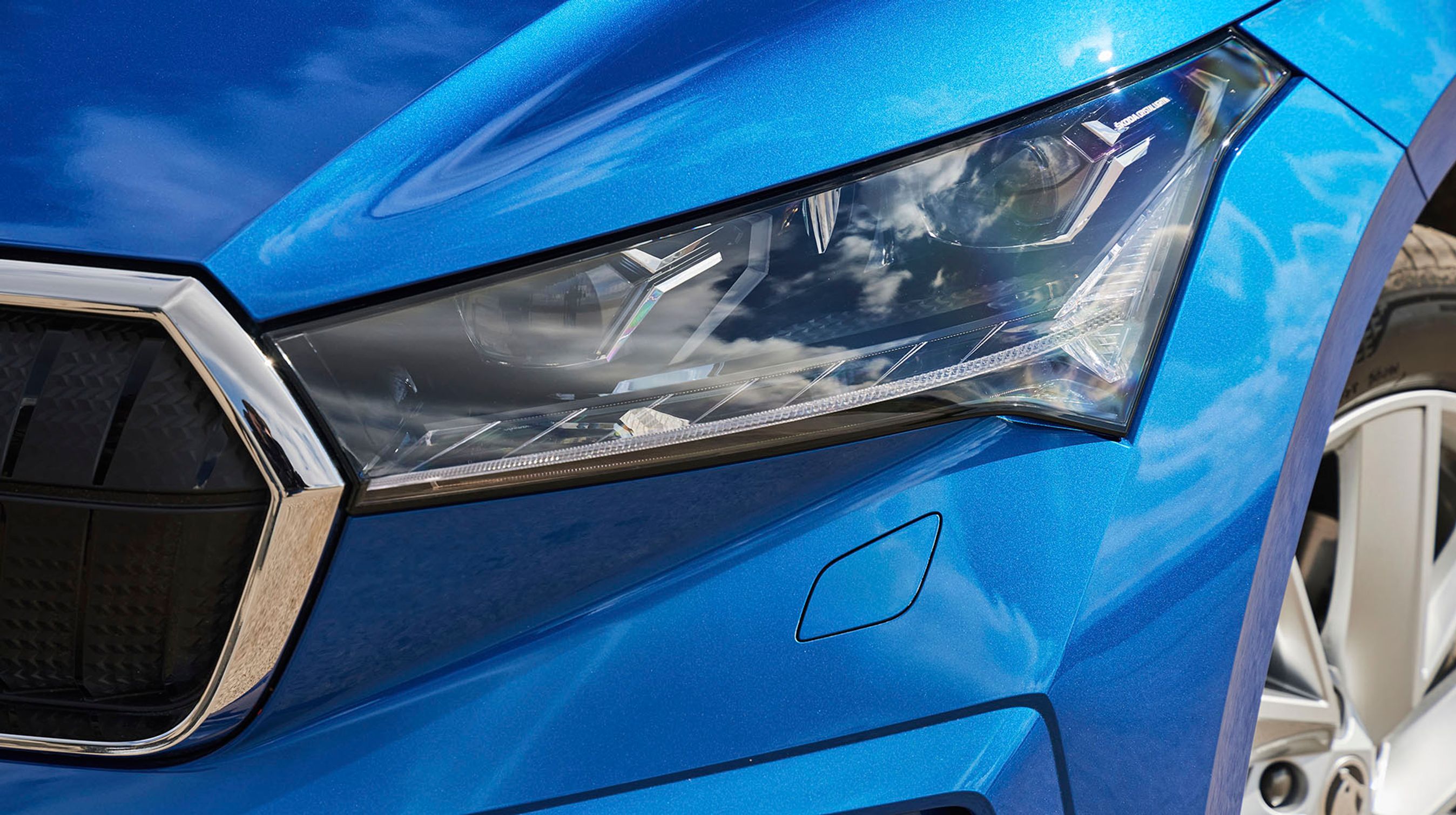 Forlygterne er som standard af LED-typen, men man kan tilkøbe aktive matrix-forlygter i en udstyrspakke til 10.500 kr..