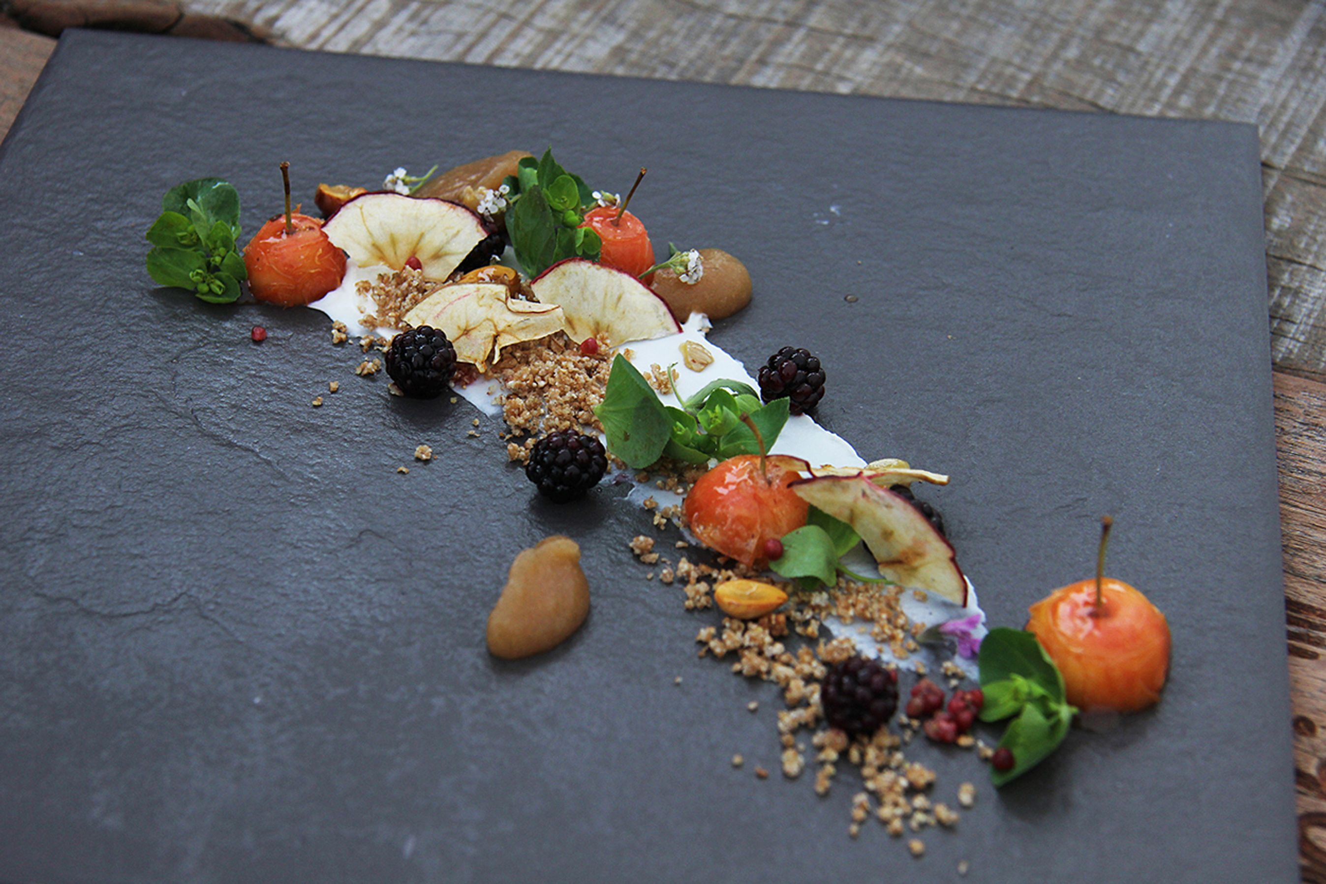 Lækkerierne bliver tilberedt udendørs.