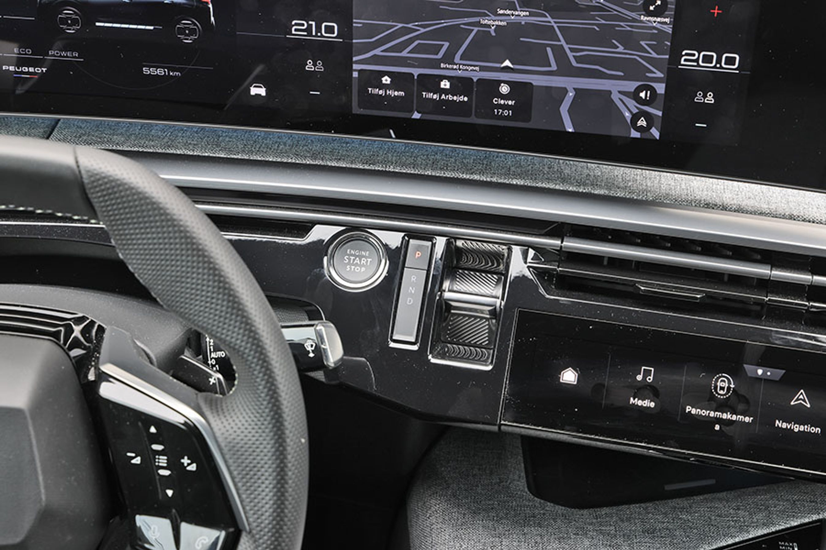 Startknappen og gearvælgeren er placeret til højre for rattet og er intuitiv i sin betjening. Man kan justere elmotorens rekuperation (motorbremsning) via skiftegreb bag rattet.