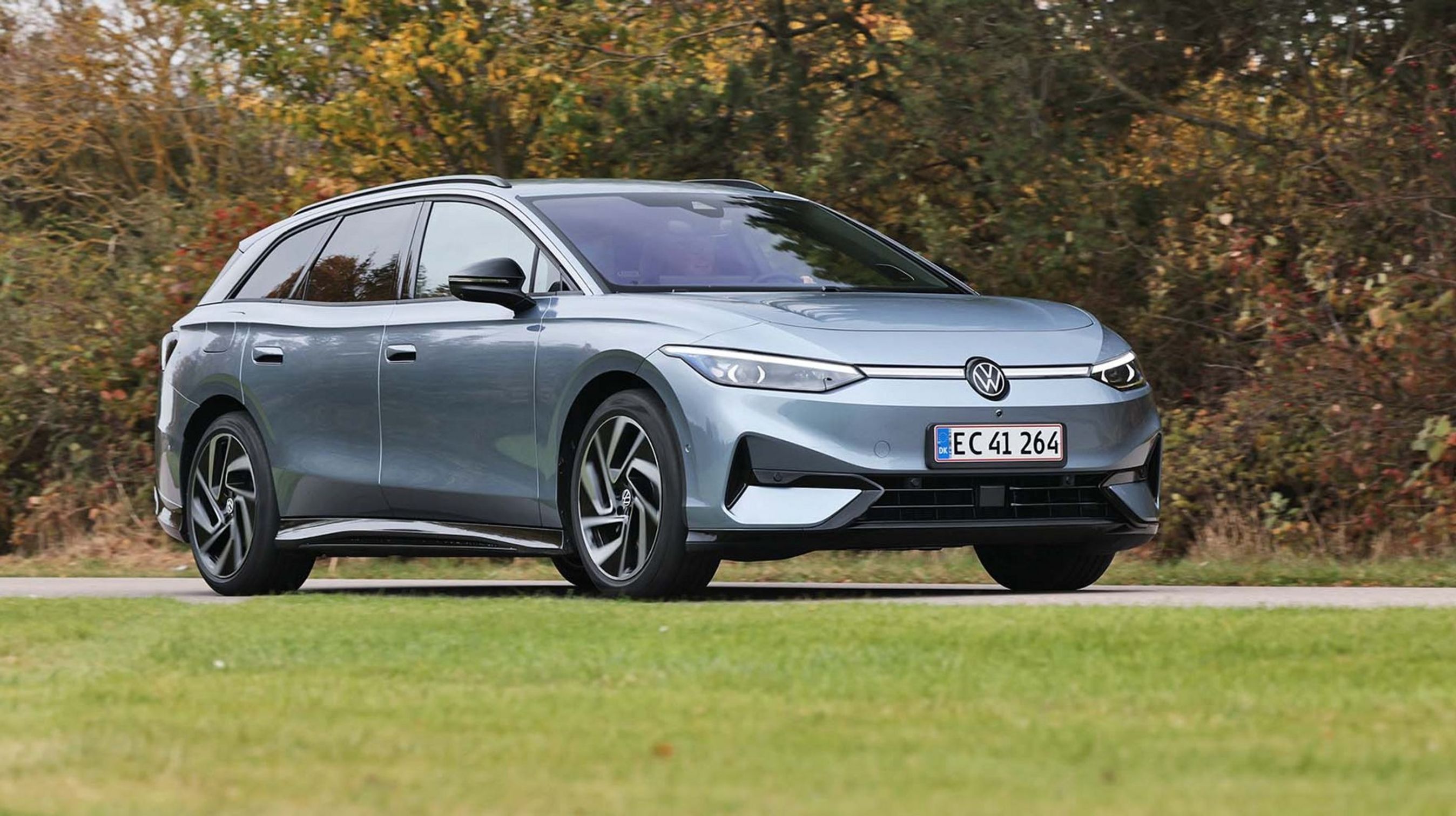 Lyseblå VW ID.7 set fra siden