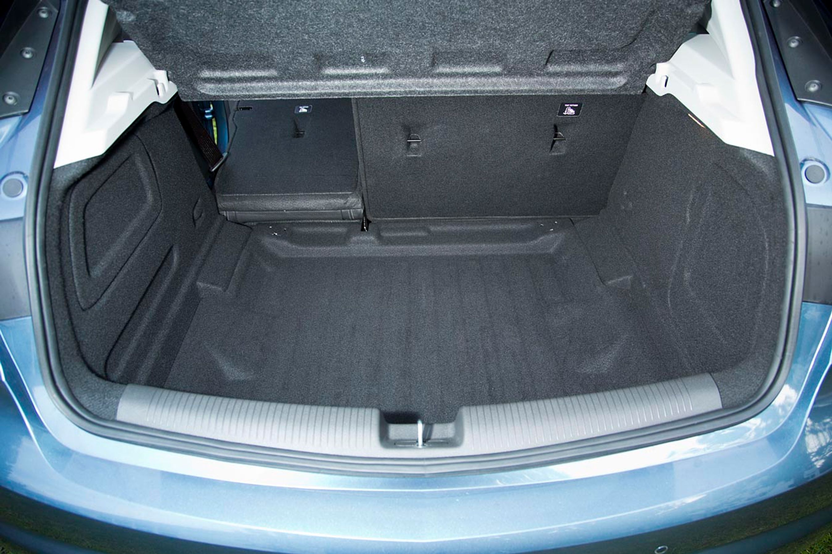 Bagagerummet rummer 370 liter og er i øvrigt flot beklædt og regulært i formen.