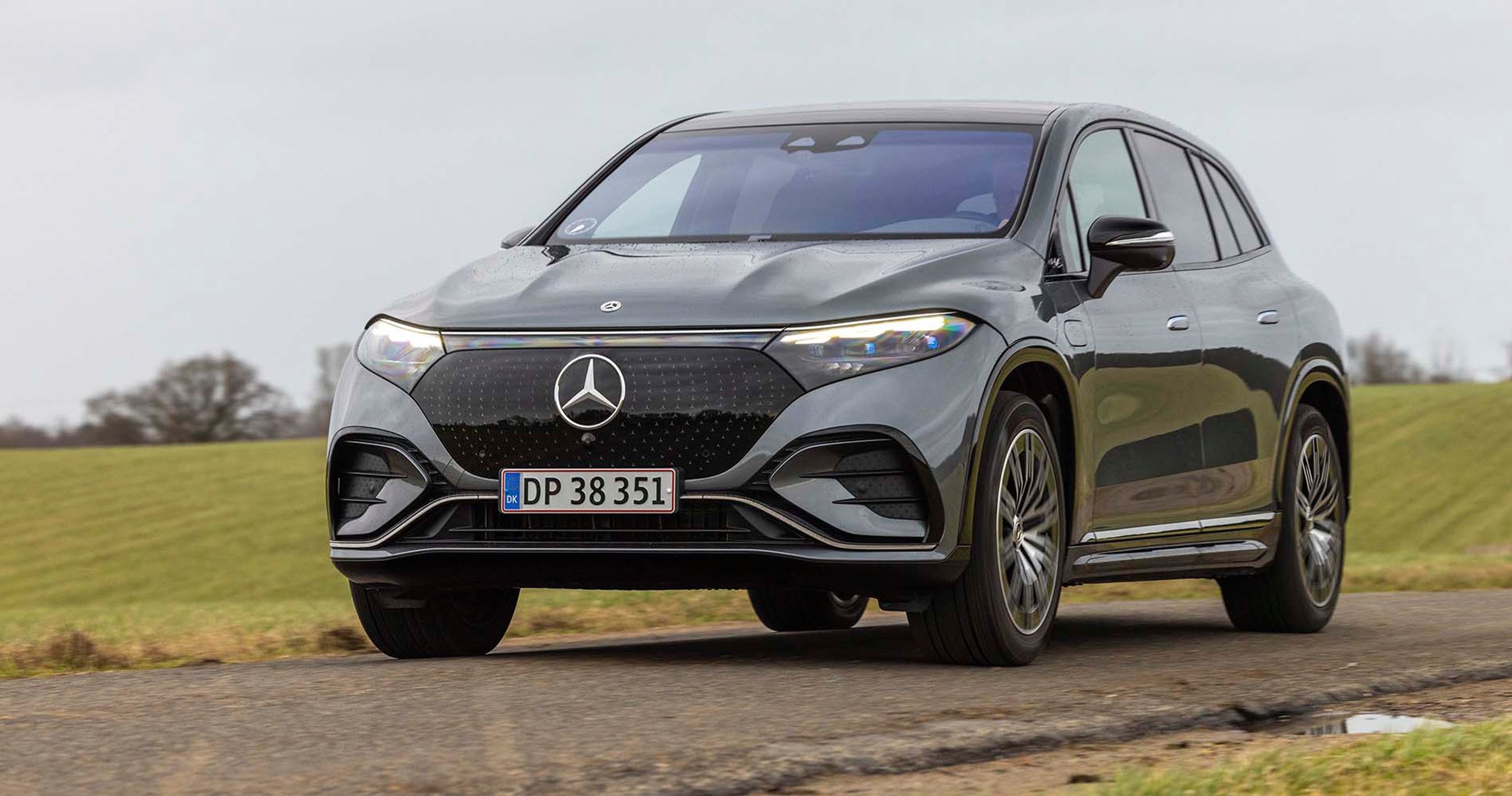 Mercedes-EQ EQS SUV kører på en landevej i gråvejr