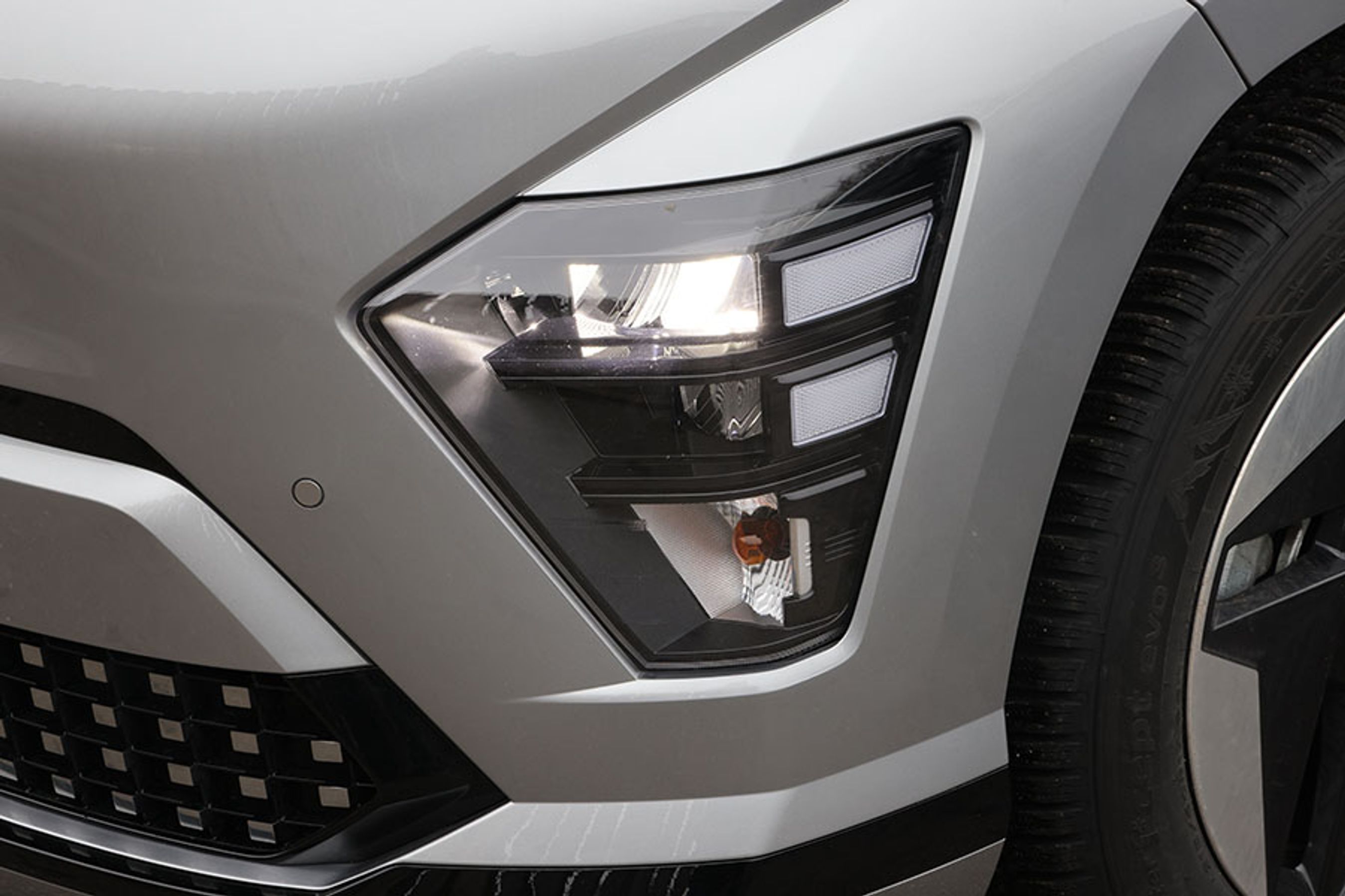 Forlygterne er i denne grundudgave ikke særligt effektive, men vælger man næste udstyrsniveau får man mere avancerede LED-forlygter med i købet. Det kan anbefales.