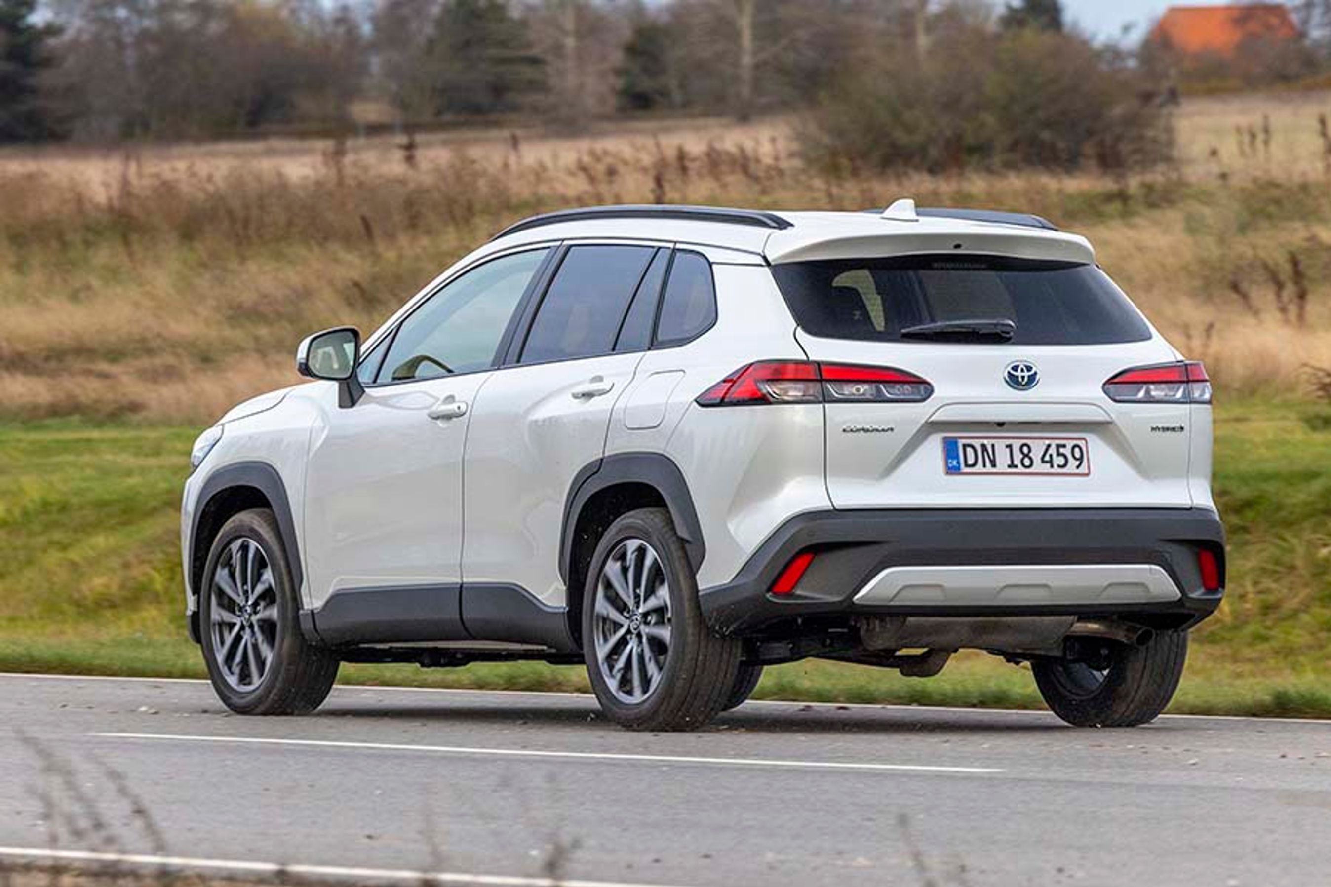 Toyota Corolla Cross fås kun med en og samme hybridmotor, som altså ikke er af typen, man kan lade op. Det betyder at bilen afgiftsmæssigt er at betragte som benzinbil, og det udløser en ret høj afgift.