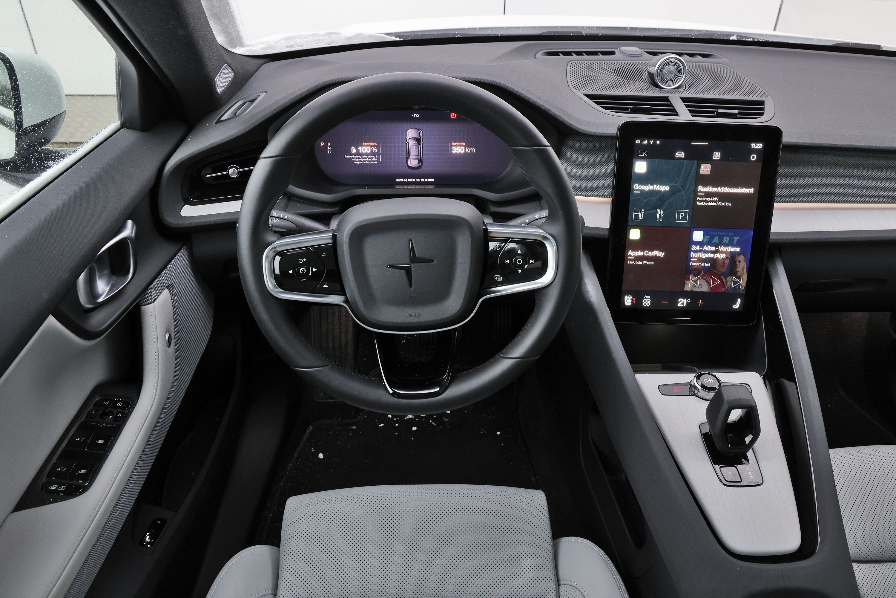 Kabinen i Polestar 2. Du kan se rat og trykskærm. 