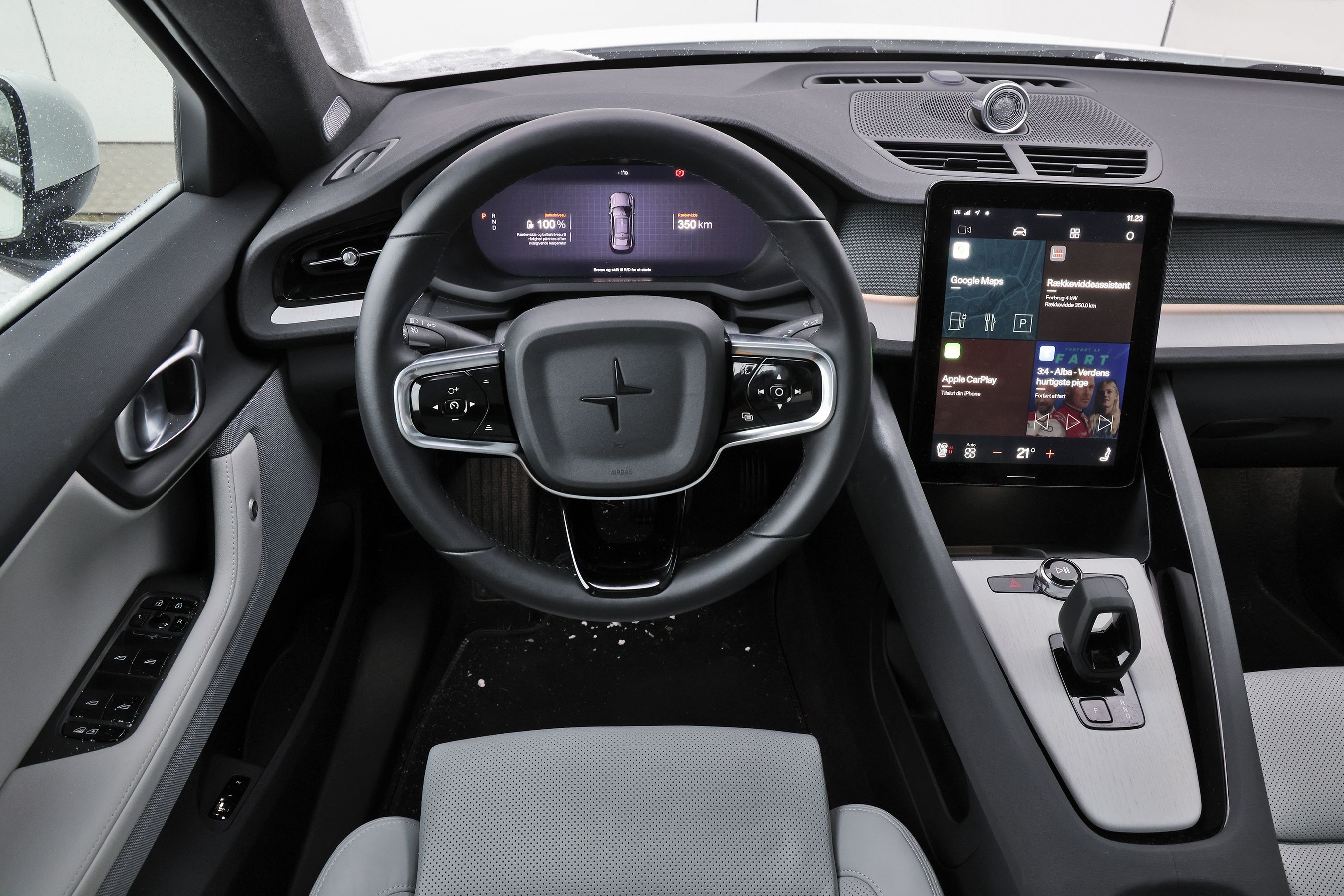 Kabinen i Polestar 2. Du kan se rat og trykskærm.
