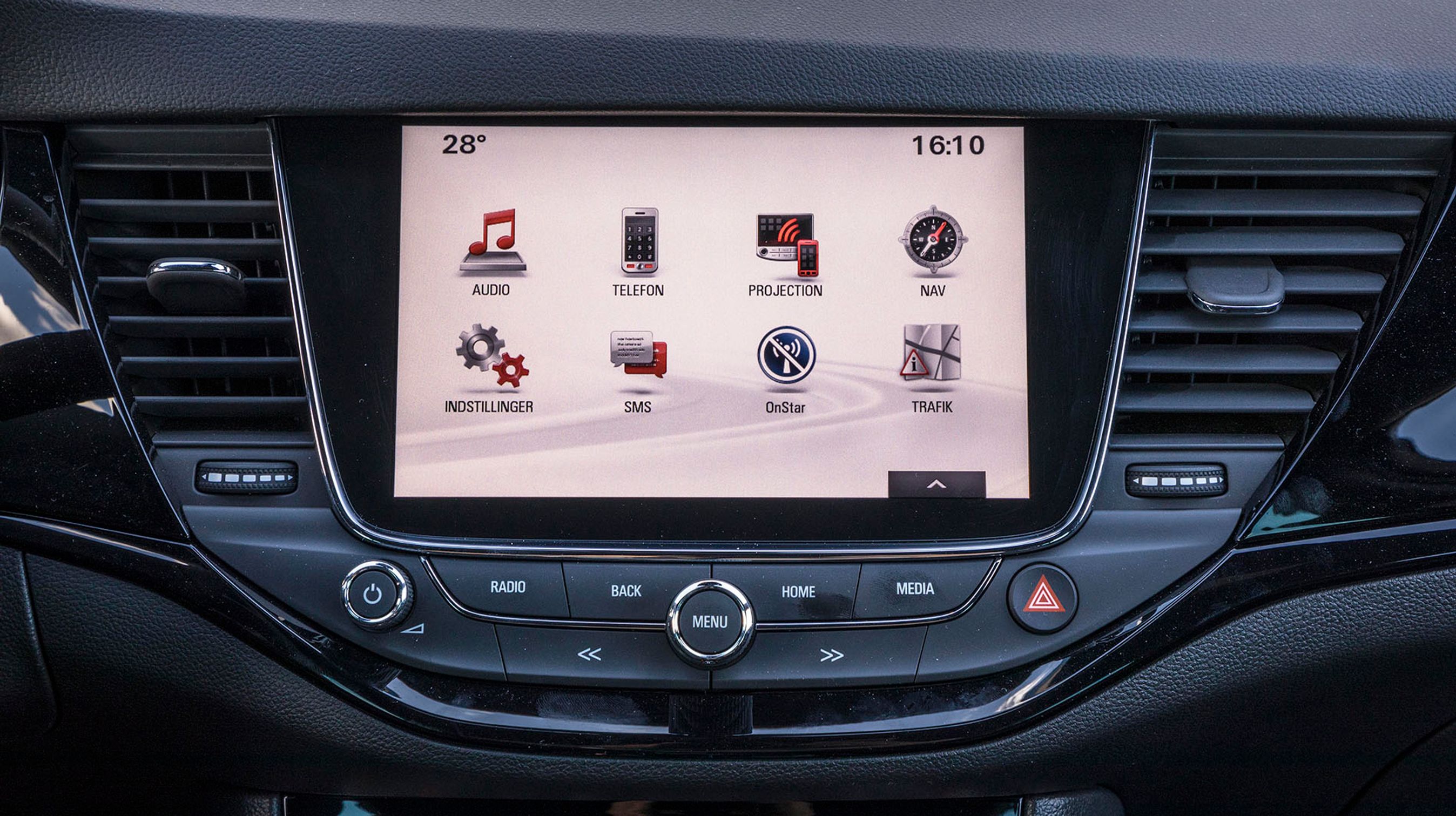 I Dynamic Best Line udgaven af Opel Astra er den store 8-tommers skærm med indbygget navigation standardudstyr.