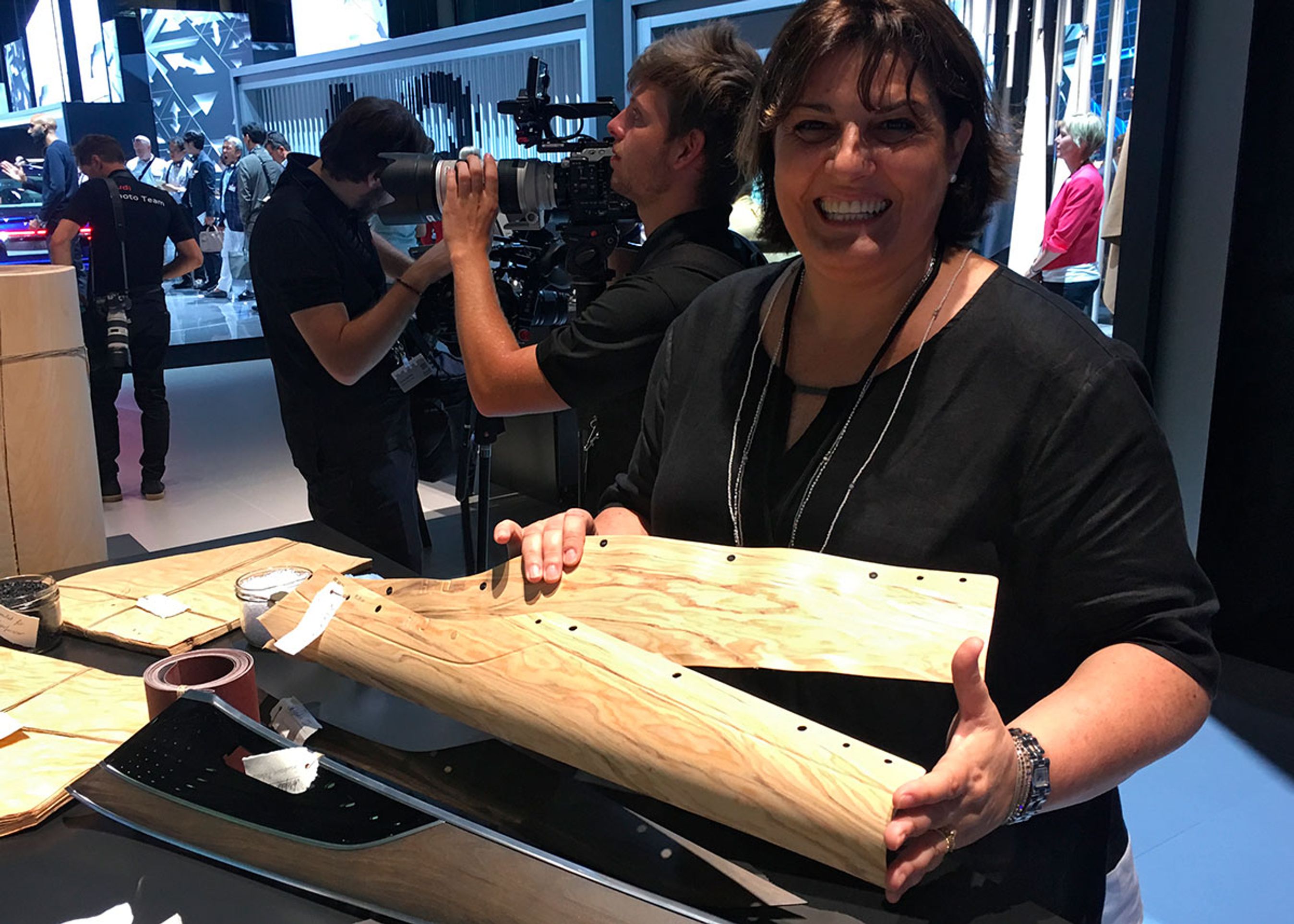 Materialerne til kabinen er nøje udvalgte og bl.a. træpaneler og læder monteres i hånden. Læderet er fri for allergiskabende stoffer og er i stedet overfladebehandlet med bl.a. jordbærblade