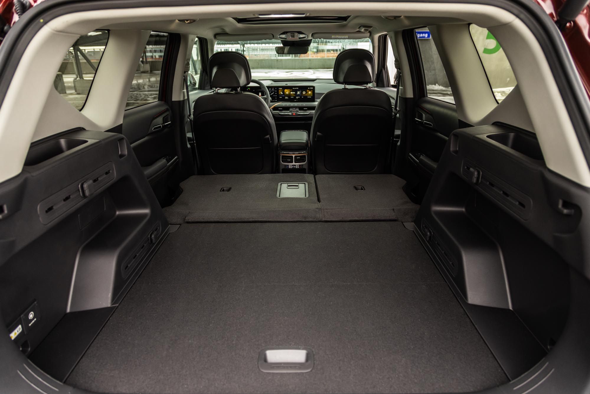 Bagagerummet i en Kia EV5, hvor sæderne ligger ned. 