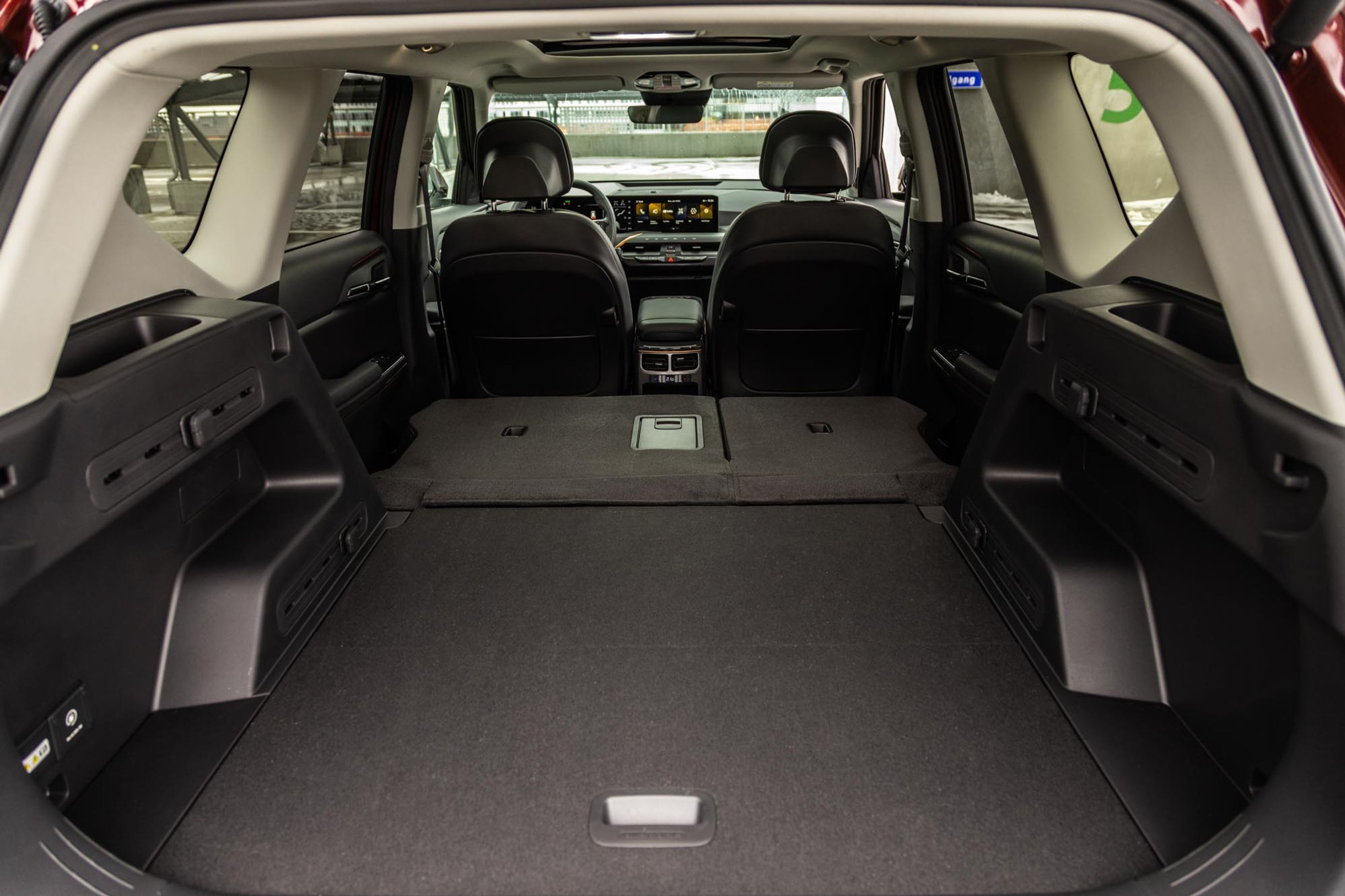 Bagagerummet i en Kia EV5, hvor sæderne ligger ned.