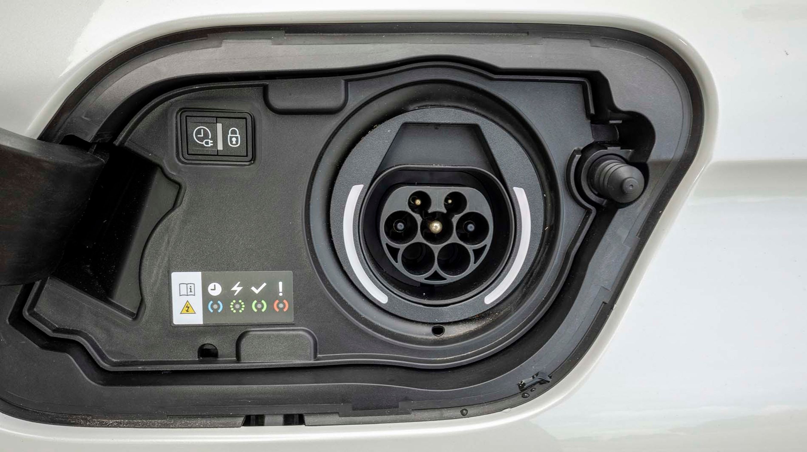 Ladeporten er placeret i venstre bagskærm.