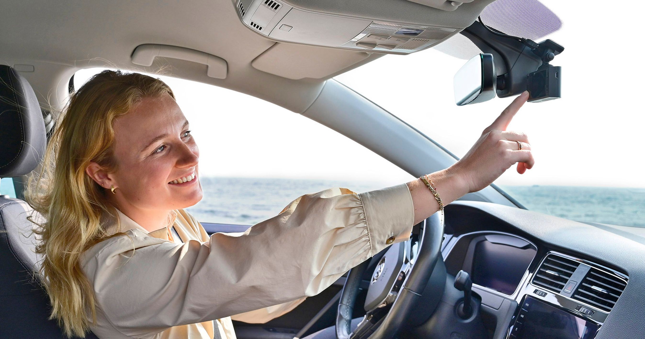 Betjening af dashcam monteret i forruden på en bil.