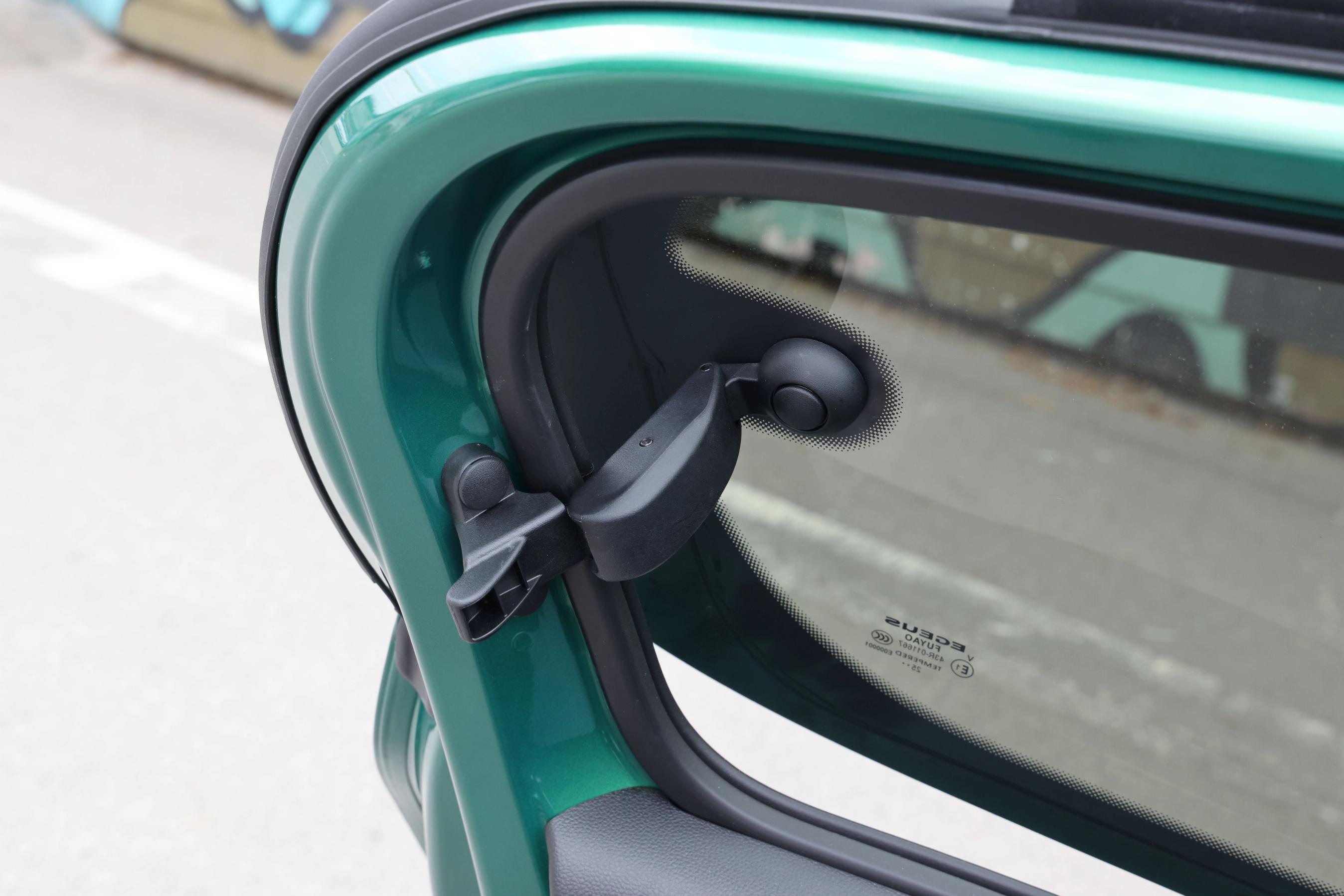 Vinduerne i bagdørene på Renault Twingo kan kun sættes på klem