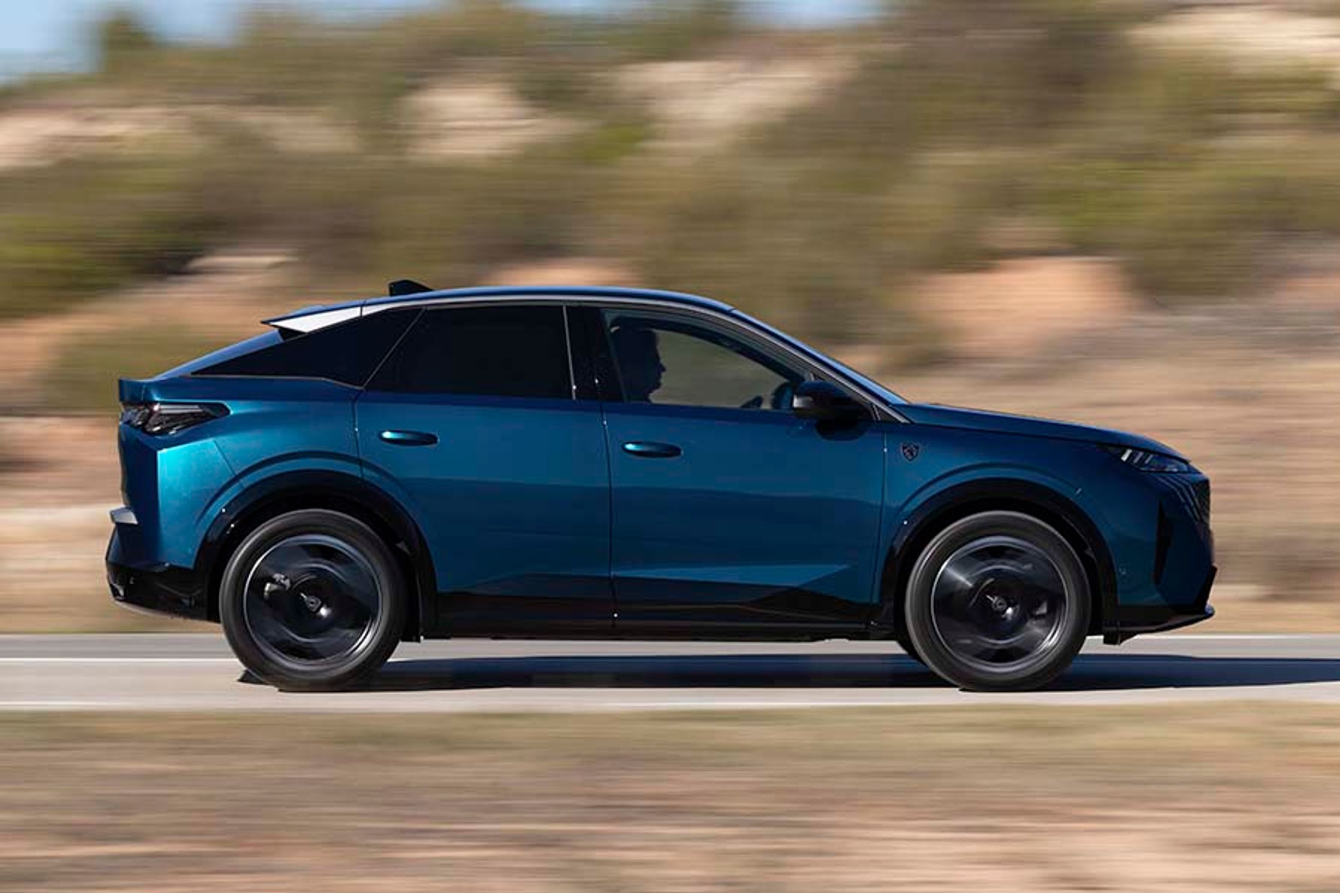 Designet er flot og moderne, men med en akselafstand på 274 cm og en længde på 454 cm er E-3008 omtrent 20 cm mindre end en Tesla Model Y, som ellers er en sammenlignelig bil.