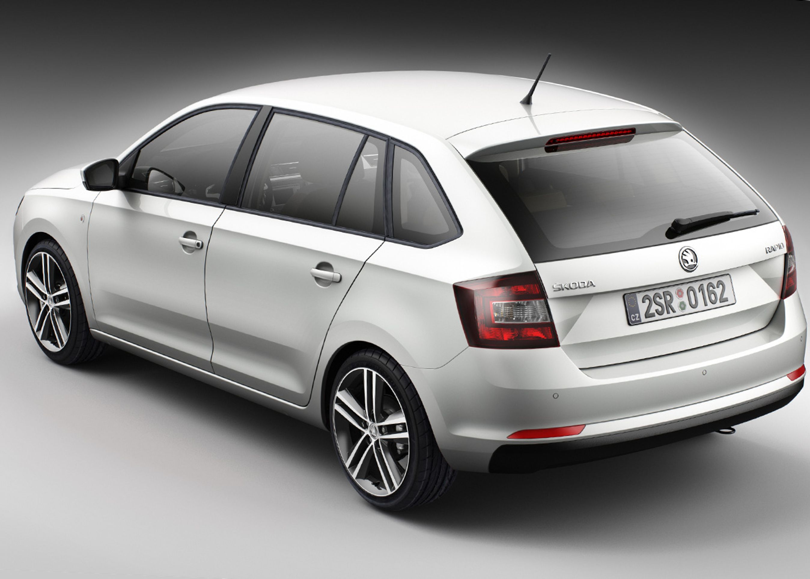 Den visuelle forskel på "glasudgaven" øverst og den hvide model her uden er markant. Særligt den store glasbagrude, lidt i VW Up-stil, gør en forskel. 