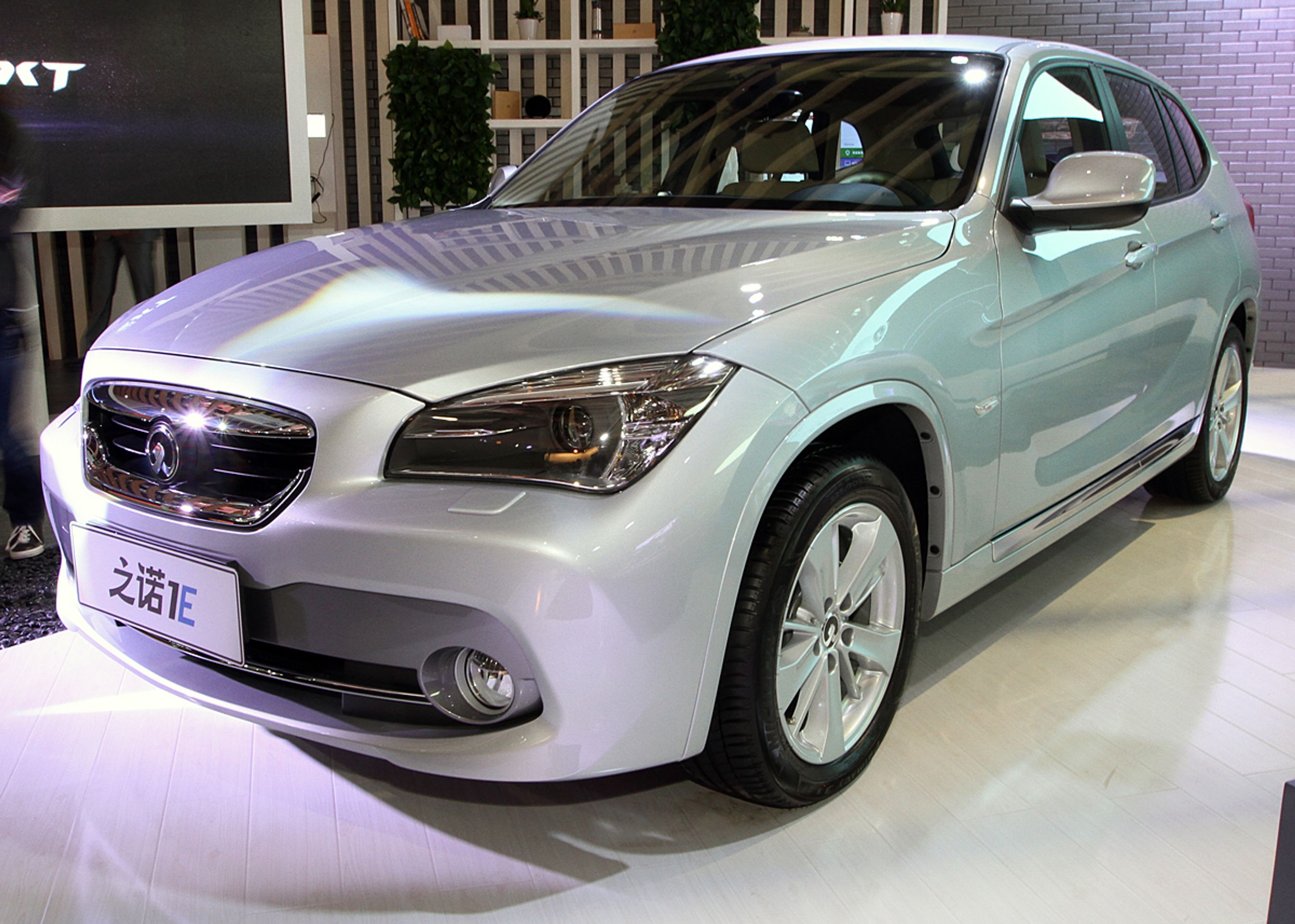 Indtil videre har det unge mærke kun denne 1E - tydeligvis baseret på BMW X1 - i programmet.