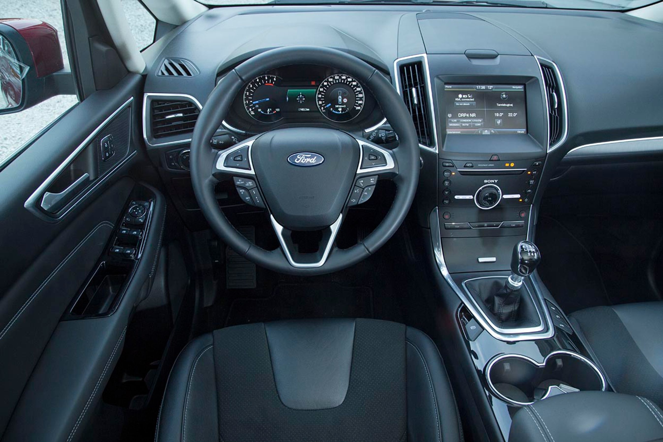 Førerpladsen er meget lig den, vi kender fra Mondeo. Den store skærm i midten rummer mange funktioner, men den er ikke helt nem at betjene under kørslen, og alle menuer er på engelsk.