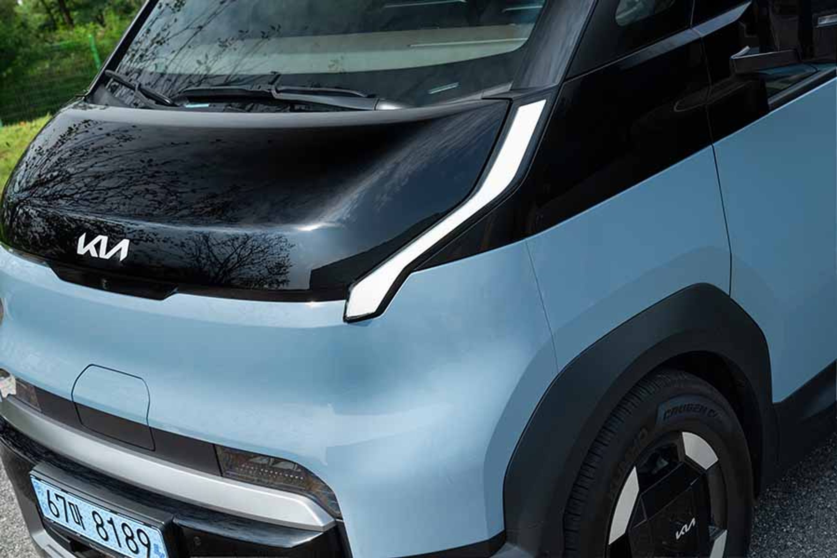 De to lodrette lygter under forruden er kørelyset, mens der er to kombinerede nær- og fjernlyslygter i feltet over nummerpladen. Ladestikket er bag lugen i fronten. Hjemme kan bilen oplades med 11 kW, og på farten kan bilen oplades med op til 150 kW. Det gør det muligt at lade bilen fra 10 til 80 procent på en halv time.