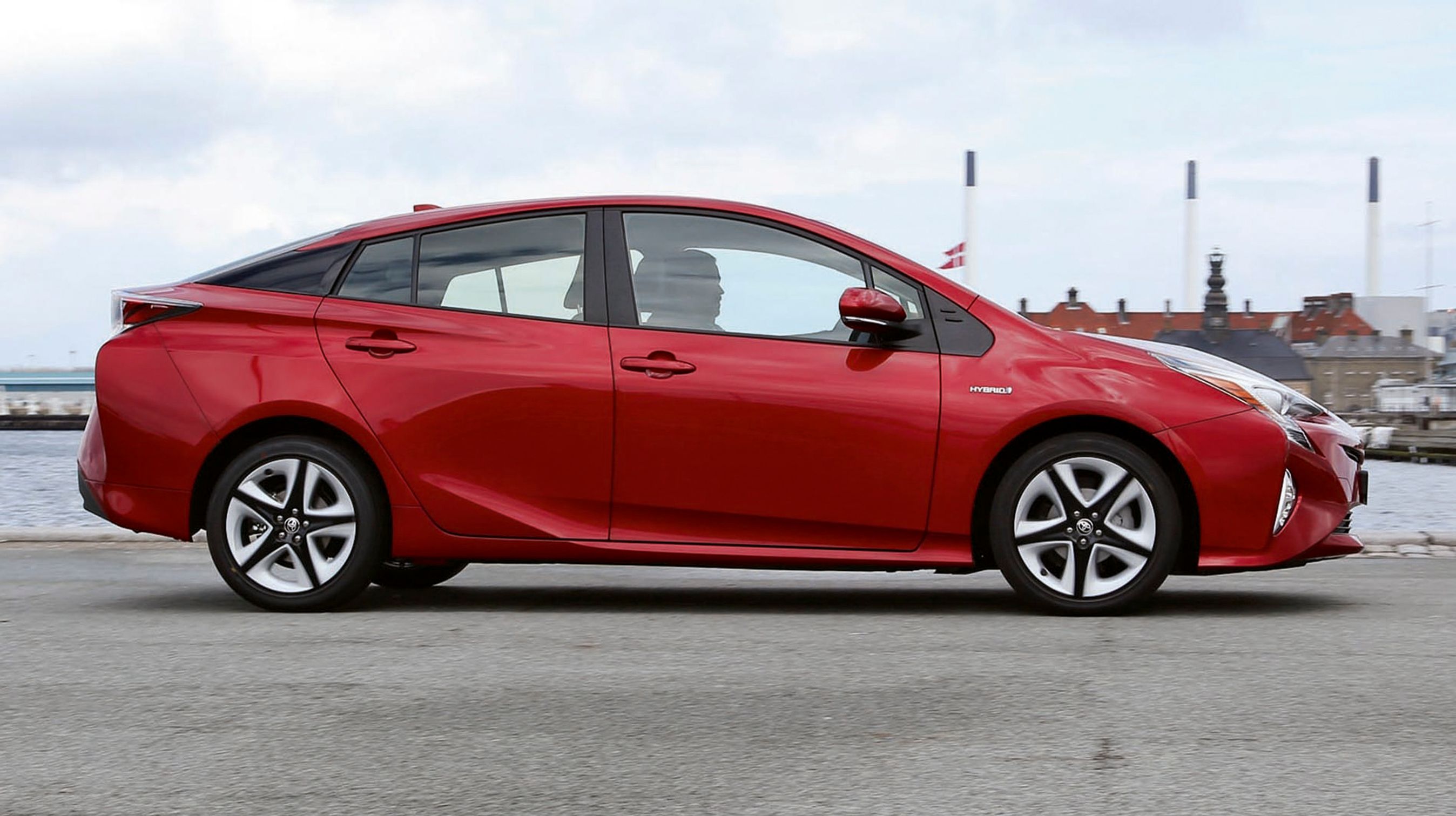 Toyota Prius er hybridbilens moder, og i denne nye udgave er designet gjort ret så futuristisk, mens teknikken er forfinet.