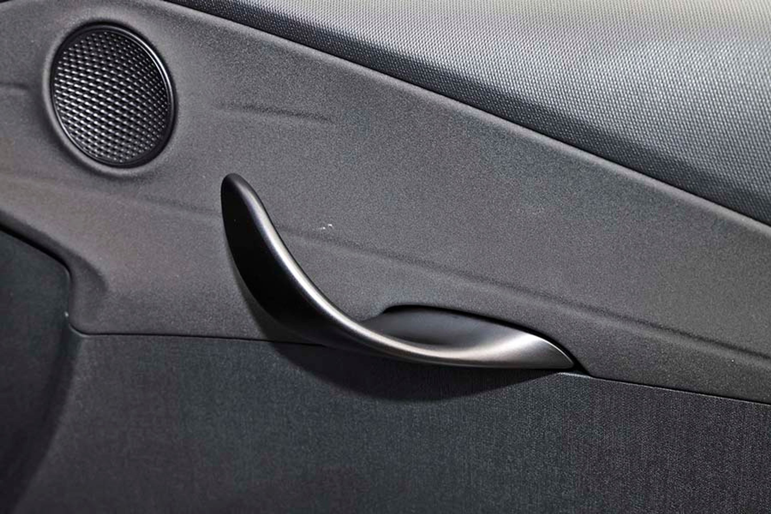 De indvendige dørgreb er udformet som finnen på en delfin - Det skal minde alle om, at man kører i en Dolphin.