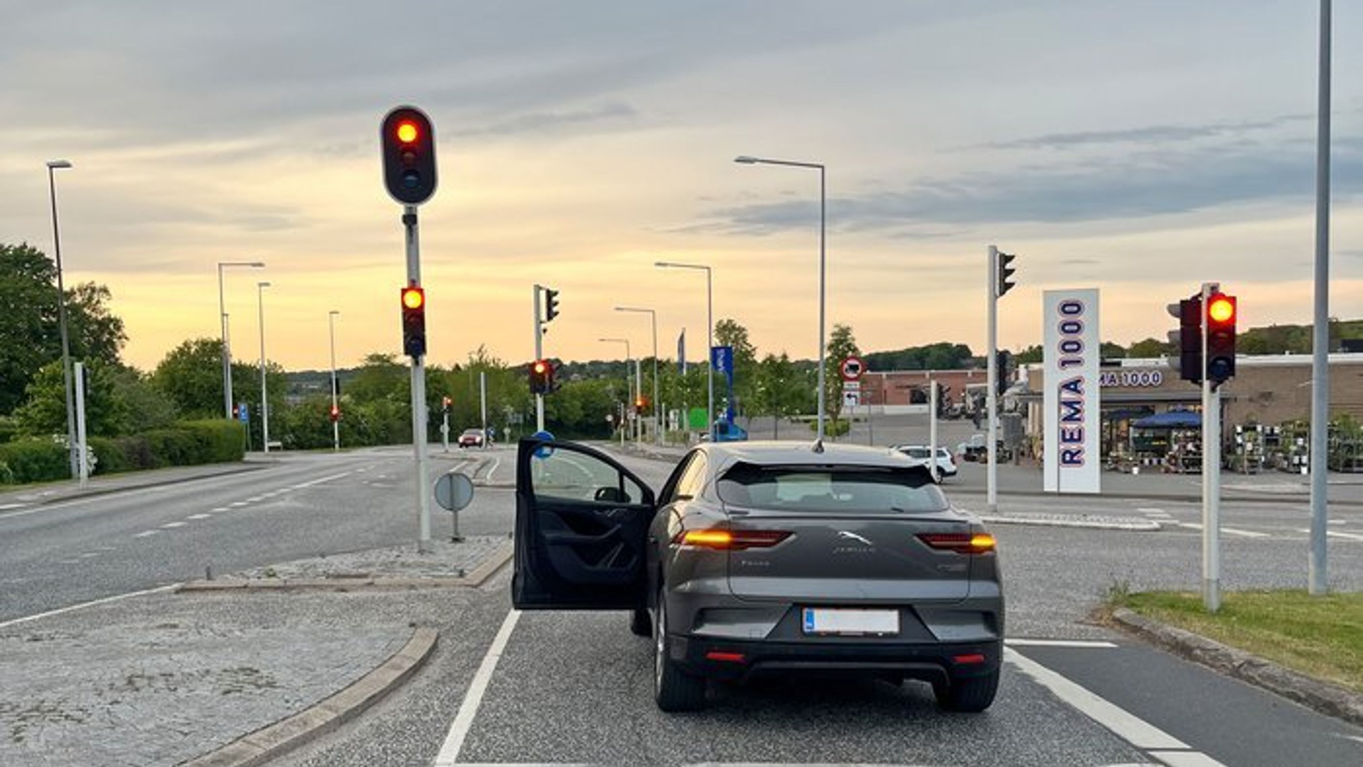 Bil gået i stå i lyskryds