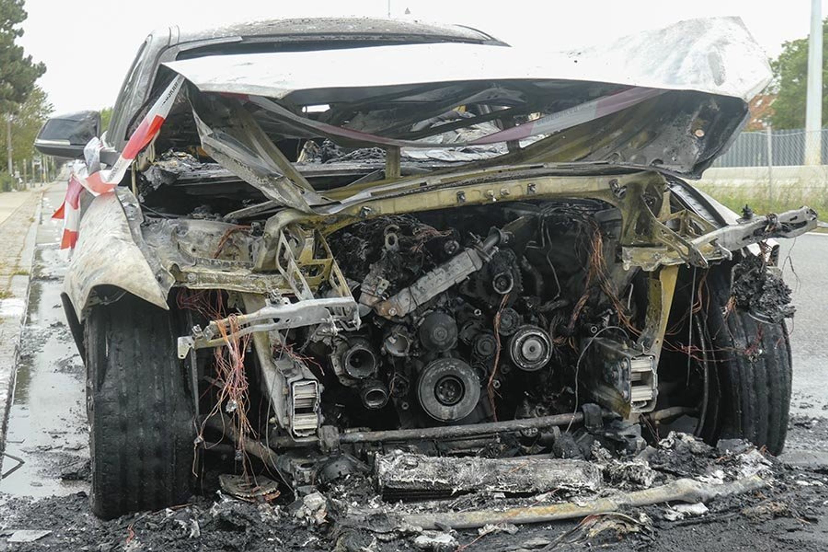 Udbrændt BMW holder i vejsiden langs motorvej