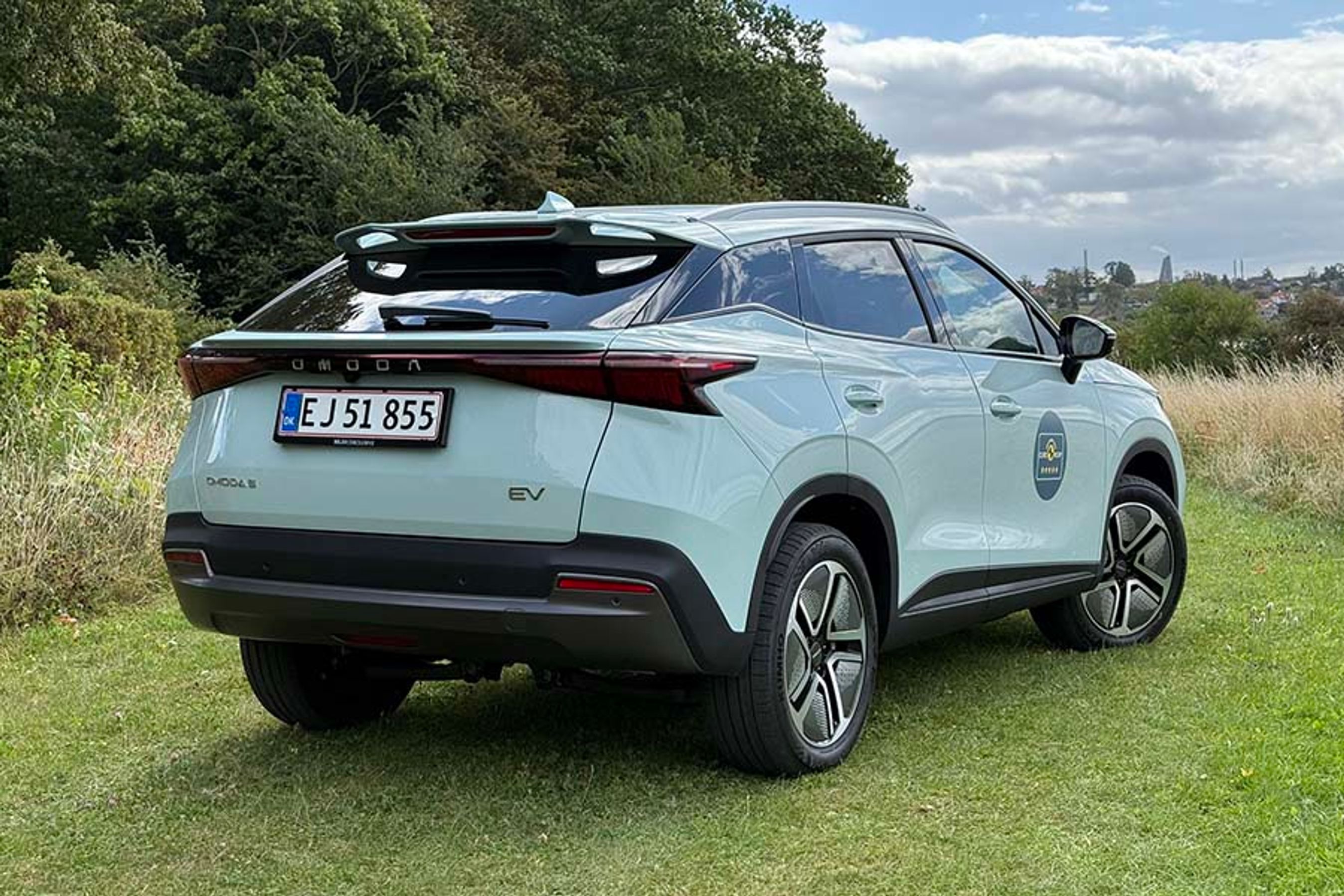 Designet er asiatisk i sit formsprog, men brugsmæssigt byder Omoda 5 EV på fine løsninger, der uden tvivl vil få bilen til at passe ind i mange danske familiers behov. Bilen må trække 750 kg.