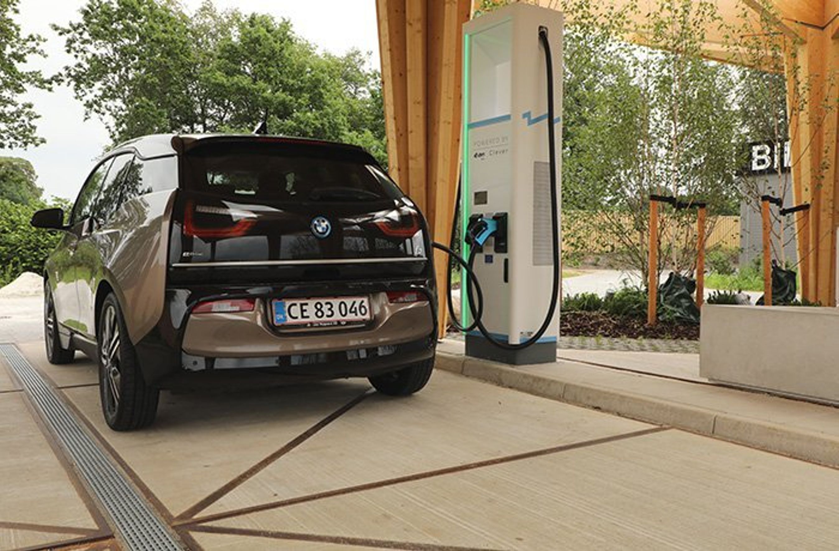 Ladetiden kan blive længere hvis batteriet er meget varmt. Det kan eksempelvis være fordi man har kørt hurtigt på motorvejen eller accelereret kraftigt.