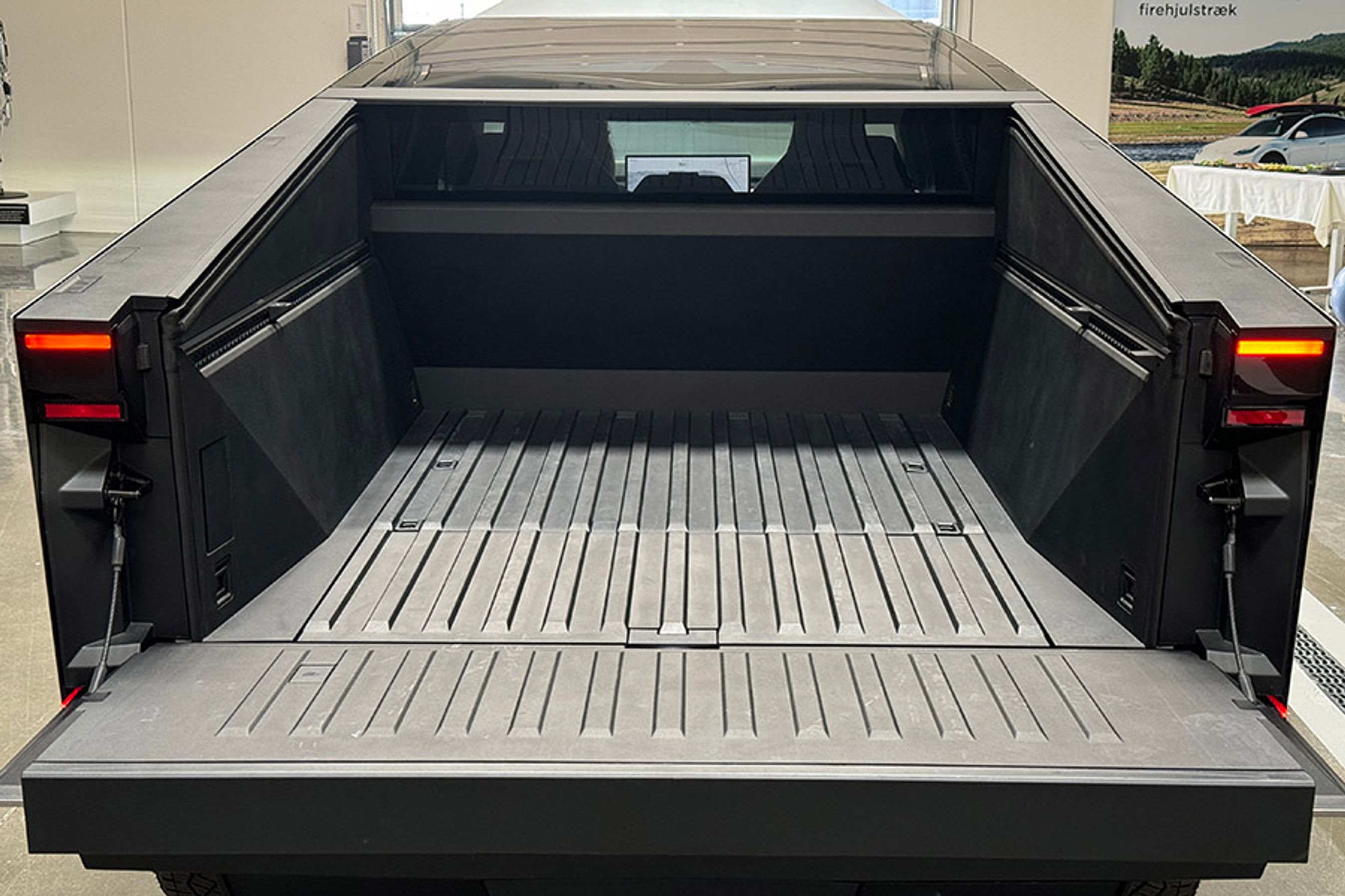 Bagagerummet er på 1.897 liter op til dækkenet, og der er yderligere 1.530 liter, hvis man ikke bruger bagsæderne. Bemærk at ruden til kabinen er meget lille, men det udsyn bagud forsvinder, når man ruller dækkenet over ladrummet. 