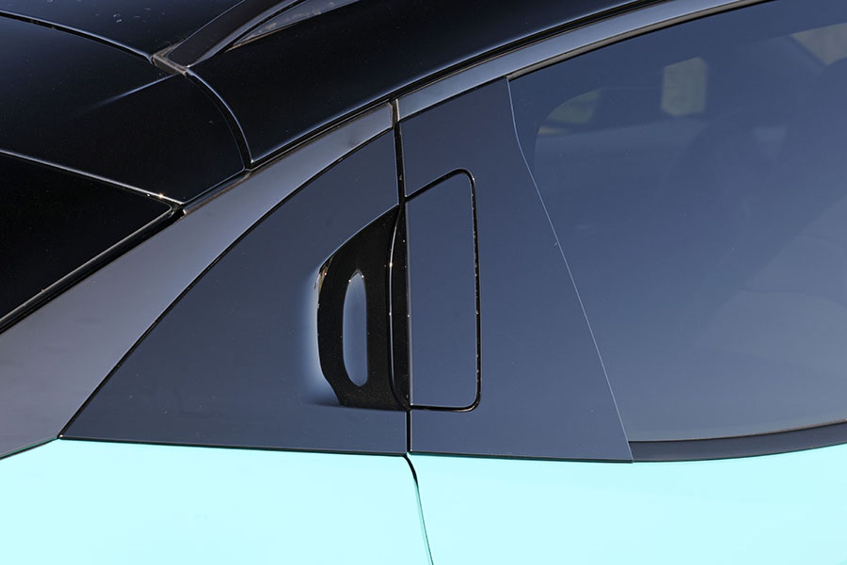 Dørhåndtagene på Nissan Leaf er smarte, men de er ikke videre brugsvenlige. Både ved fordørene og bagdørene (foto) må mange børn give op. Det er set bedre!