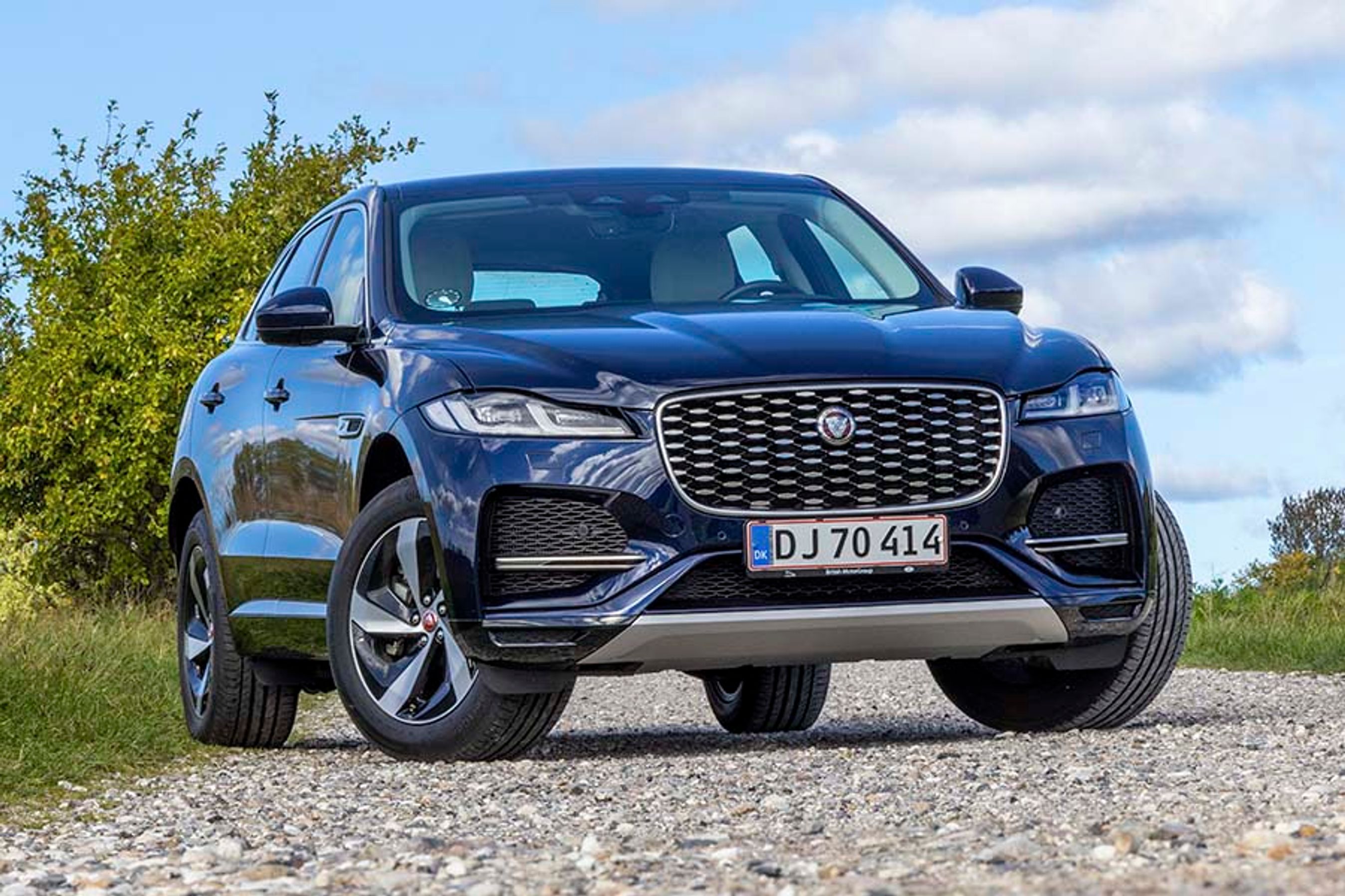 Jaguar F-Pace fås nu i en udgave med plugin-hybridteknik, og så kan den køre på både el og benzin. Den delvist grønne teknik gør det muligt at spare op til 200.000 kr. i forhold til udgaven, der udelukkende kører på benzin.