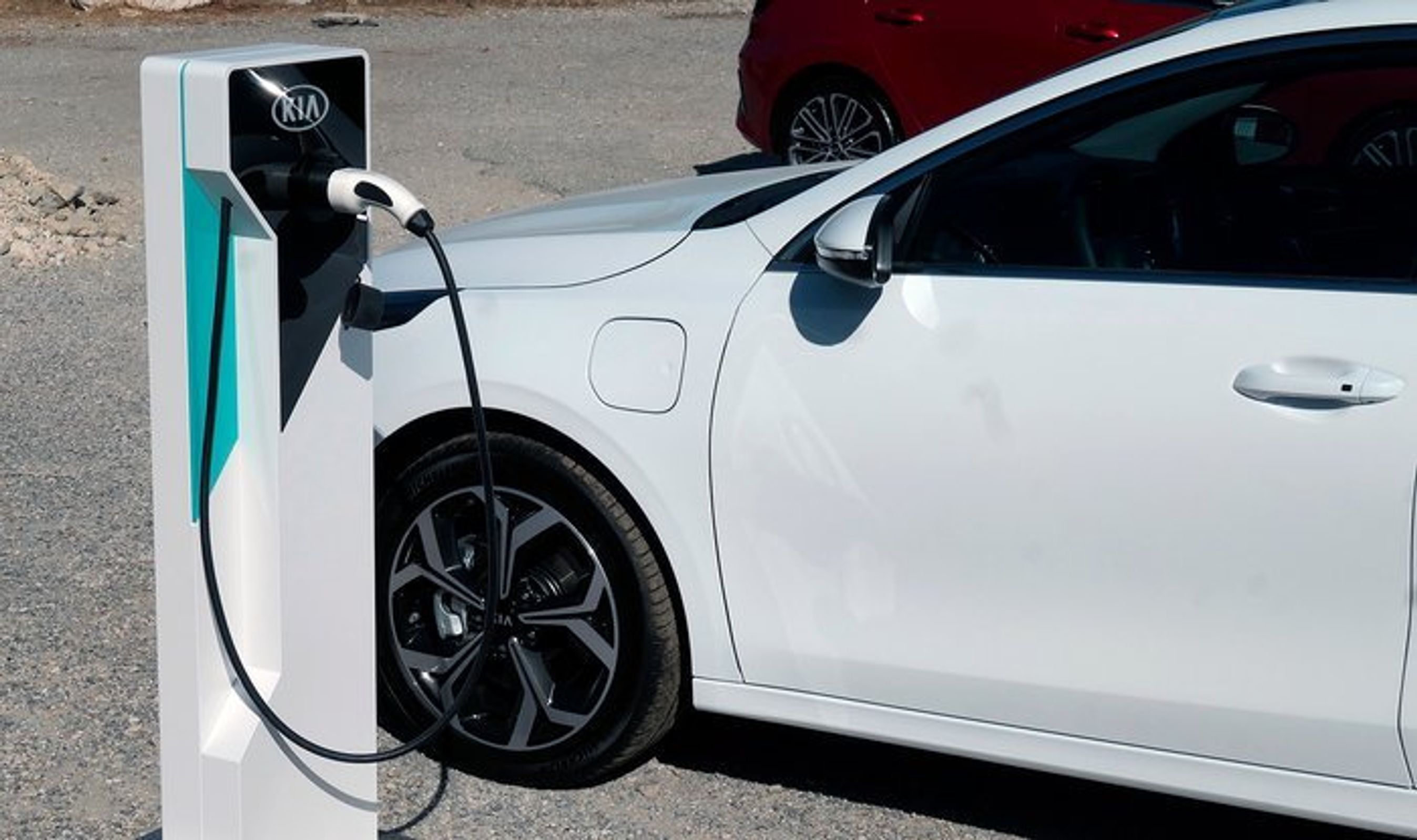 Kia Ceed fås fra begyndelsen af 2020 med ladestik.