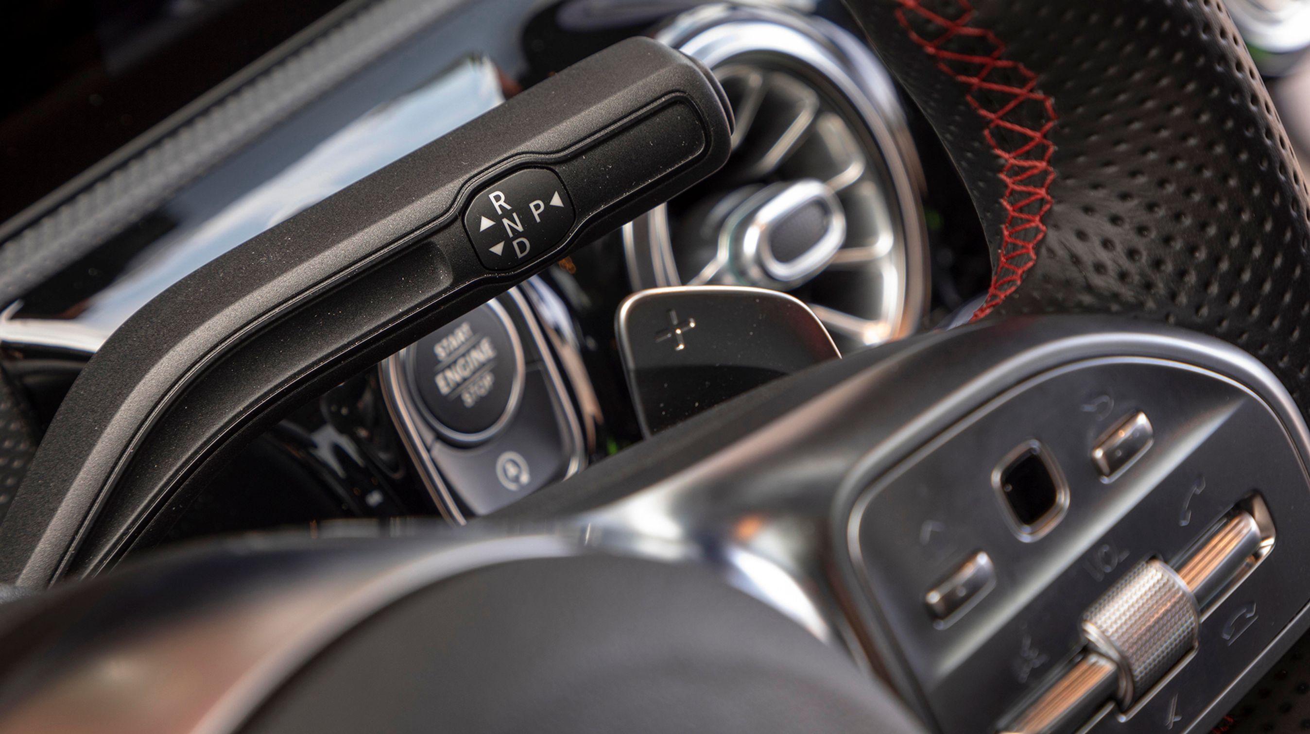 Mercedes' gearvælger er placeret som en stilk til højre fra rattet. Det fungerer rigtig godt i hverdagen