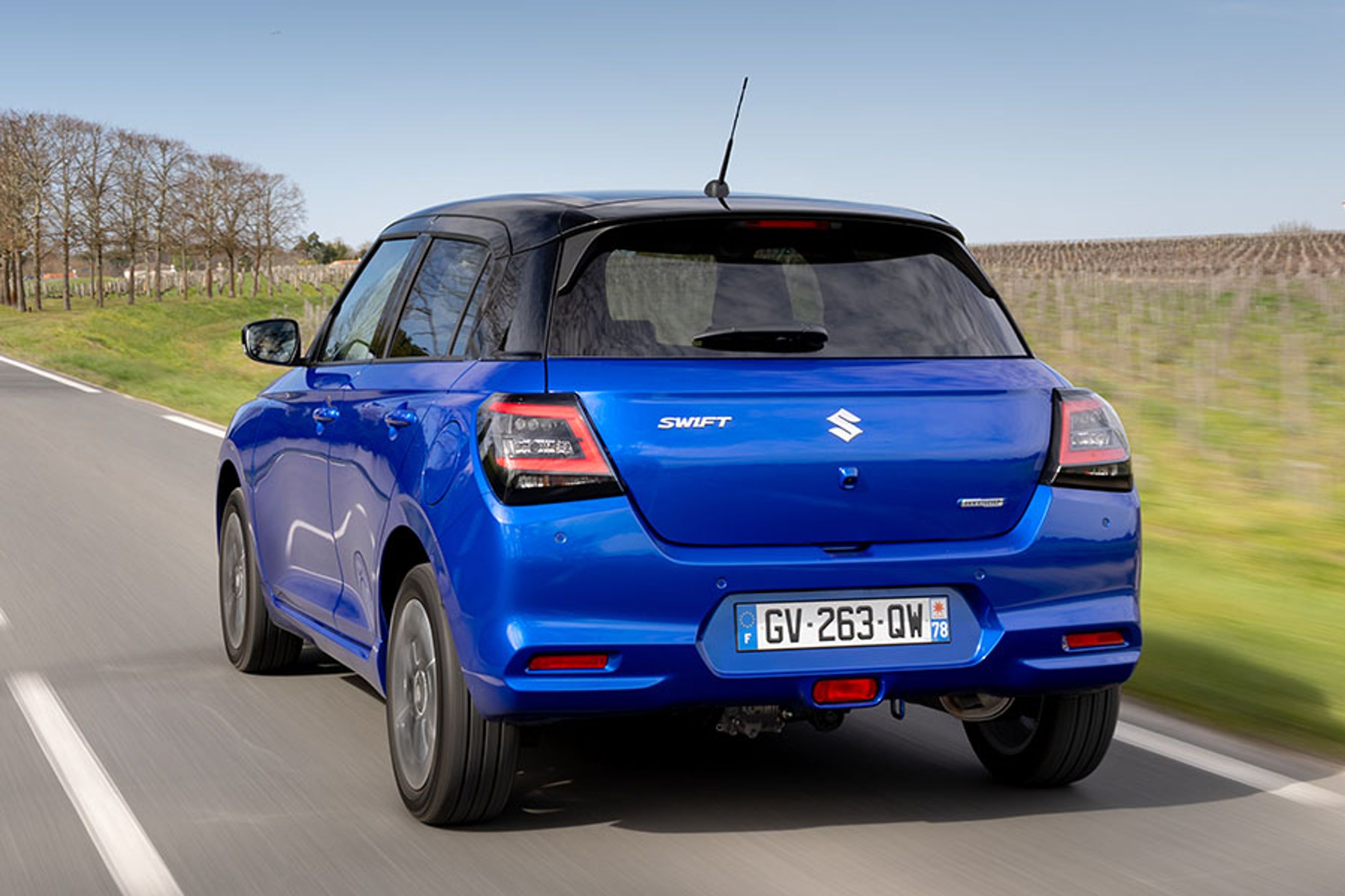 I topudgaven er det muligt at bestille bilen med tofarvet lakering, hvilket giver Swift et eksklusivt udtryk. Hybrid-skiltet på bagklappen er lidt af en overdrivelse, for den indbyggede elmotor leverer kun tre hestekræfter.