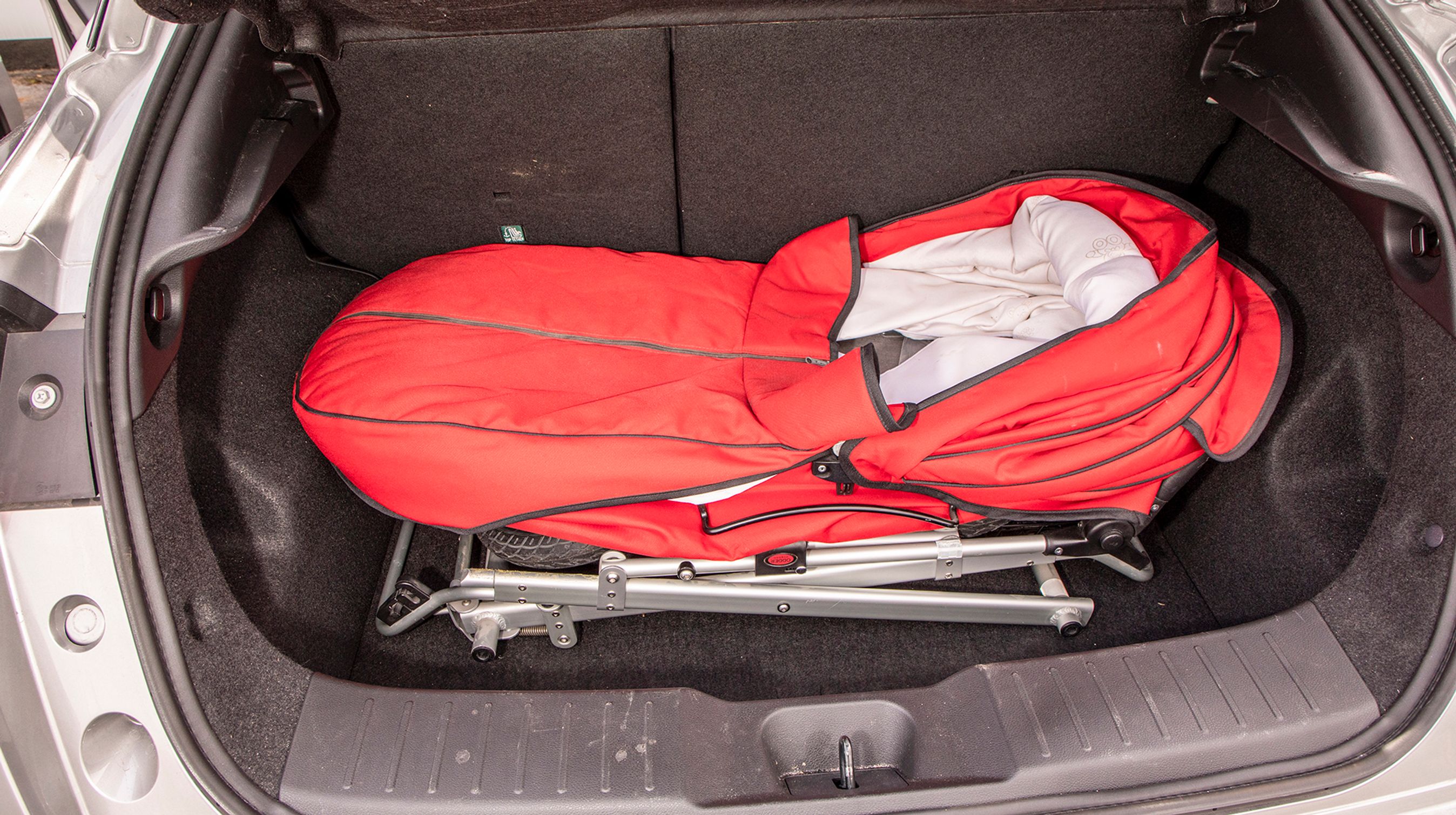 Bagagerummet er ikke imponerende, men det går at få plads til en barnevogn. Der er ingen ekstra rum under gulvet, når det som her er i laveste position.